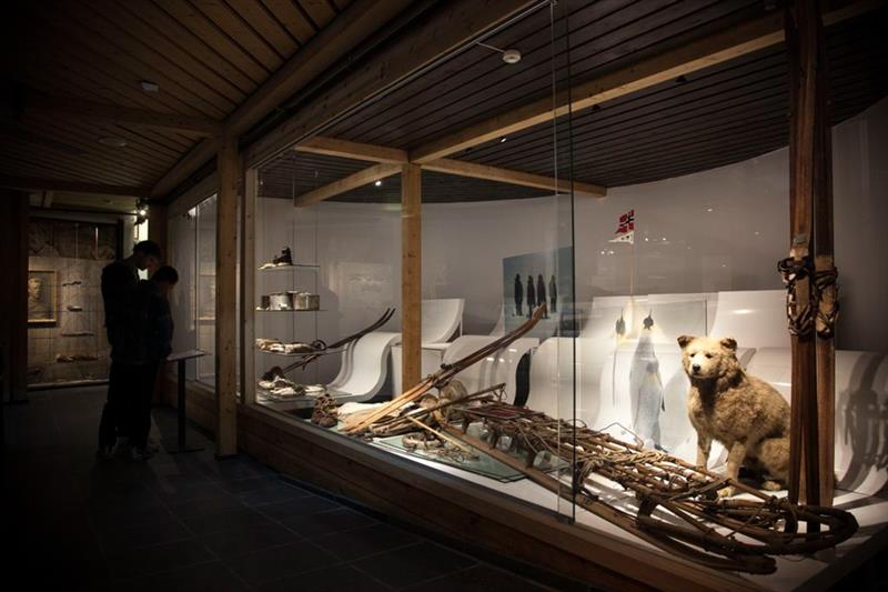 Diverse ski bak en monter.