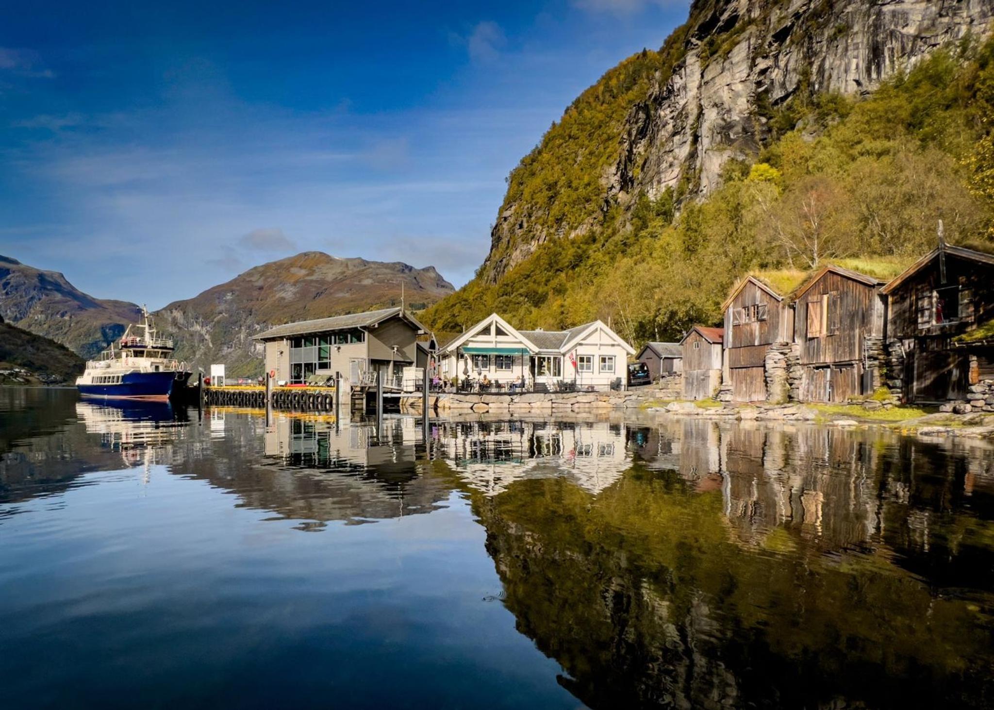 Koslig restaurant helt ved kaikanten i Geirangerfjorden.