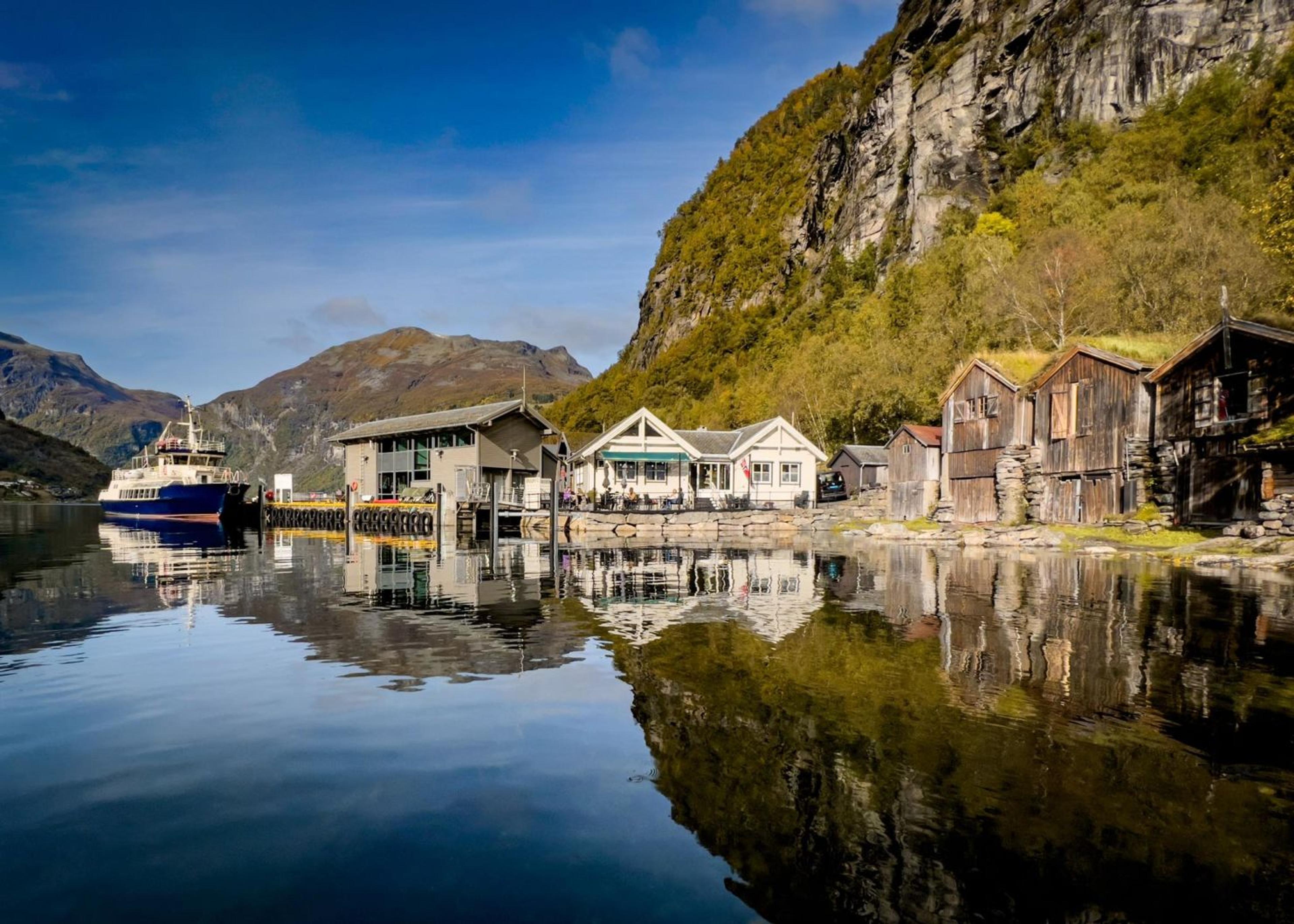 Koslig restaurant helt ved kaikanten i Geirangerfjorden.