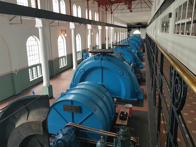 Store blå turbinar inne i Kraftmuseet, som viser gammal norsk vasskraftteknologi.