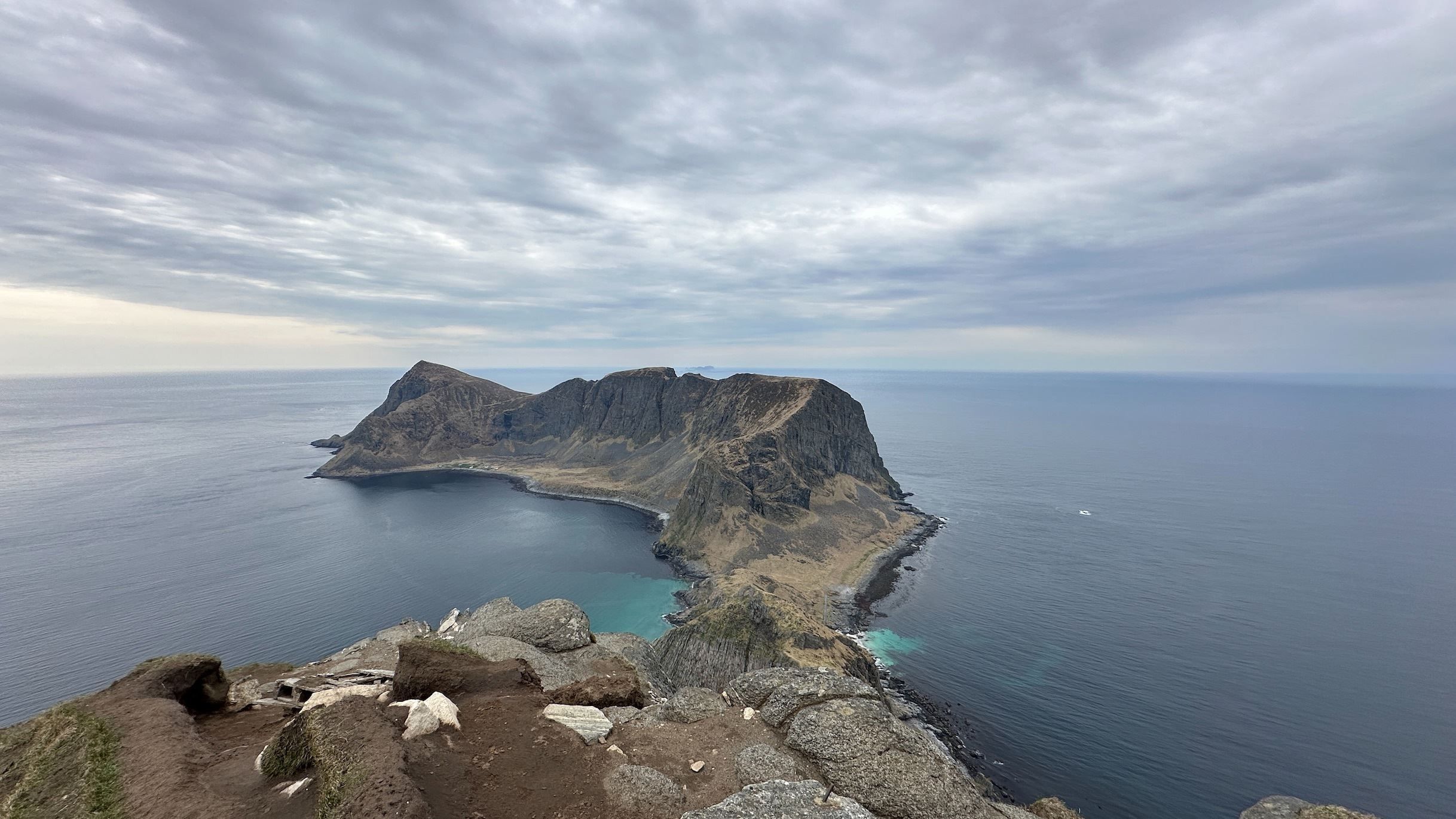 Utsikt mot Håen og Røst på baksiden