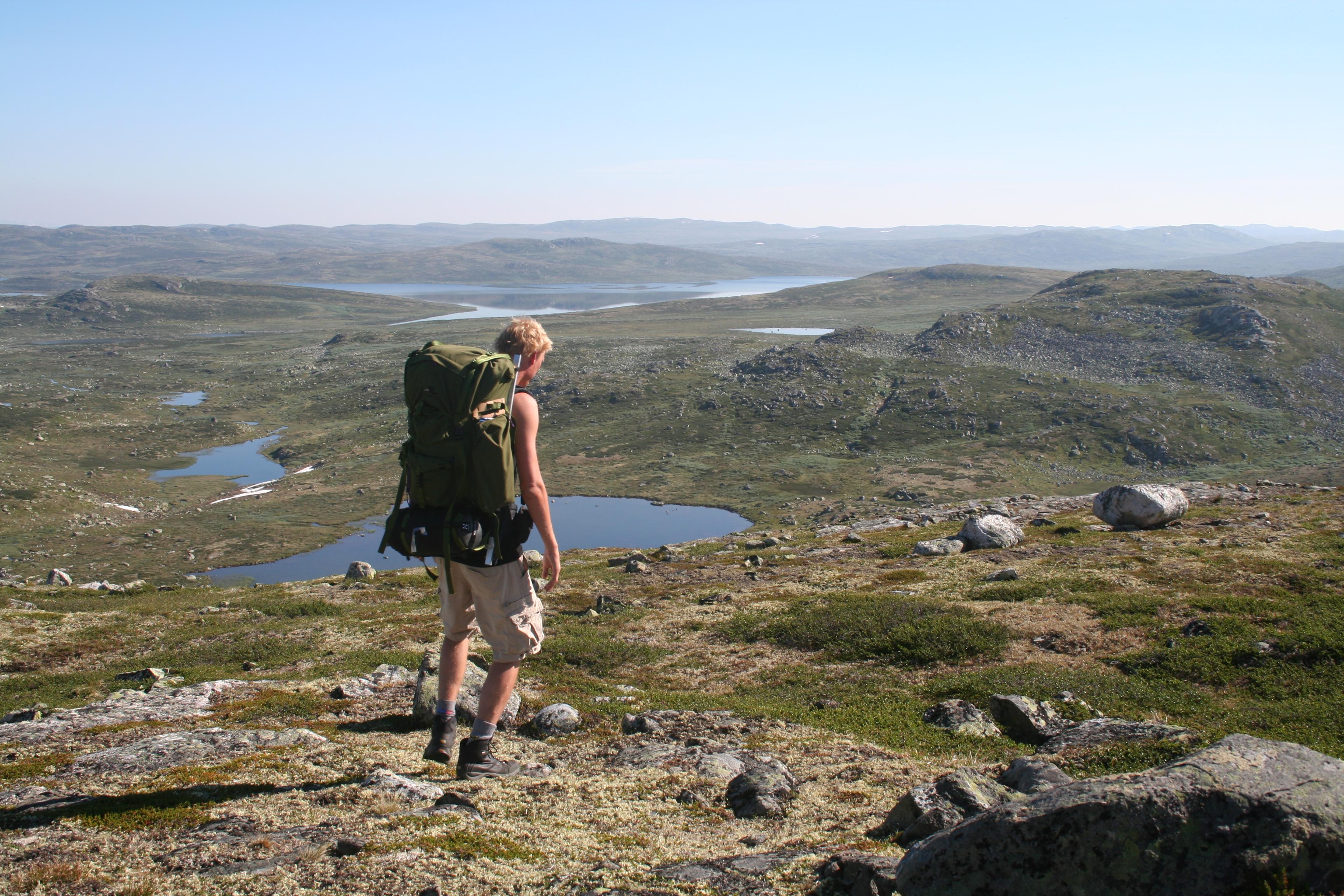 mann som går tur på Hardangervidda