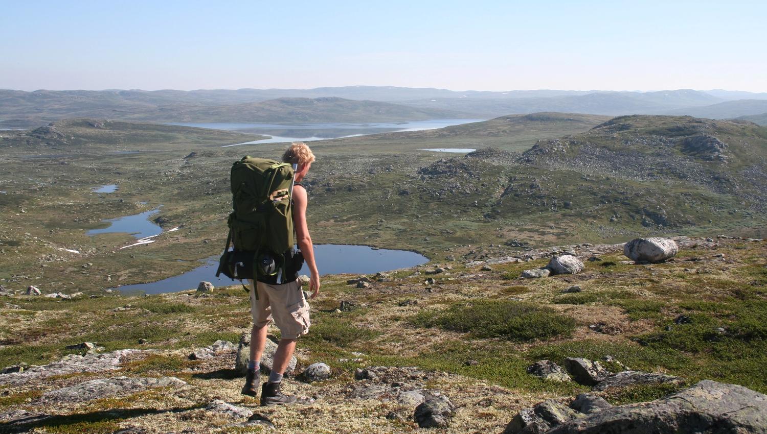 mann som går tur på Hardangervidda