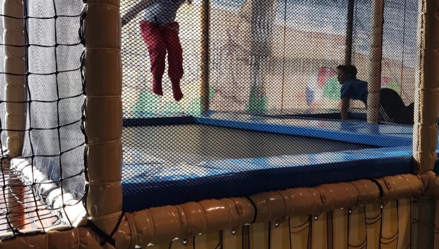 Barn hopper på trampoline