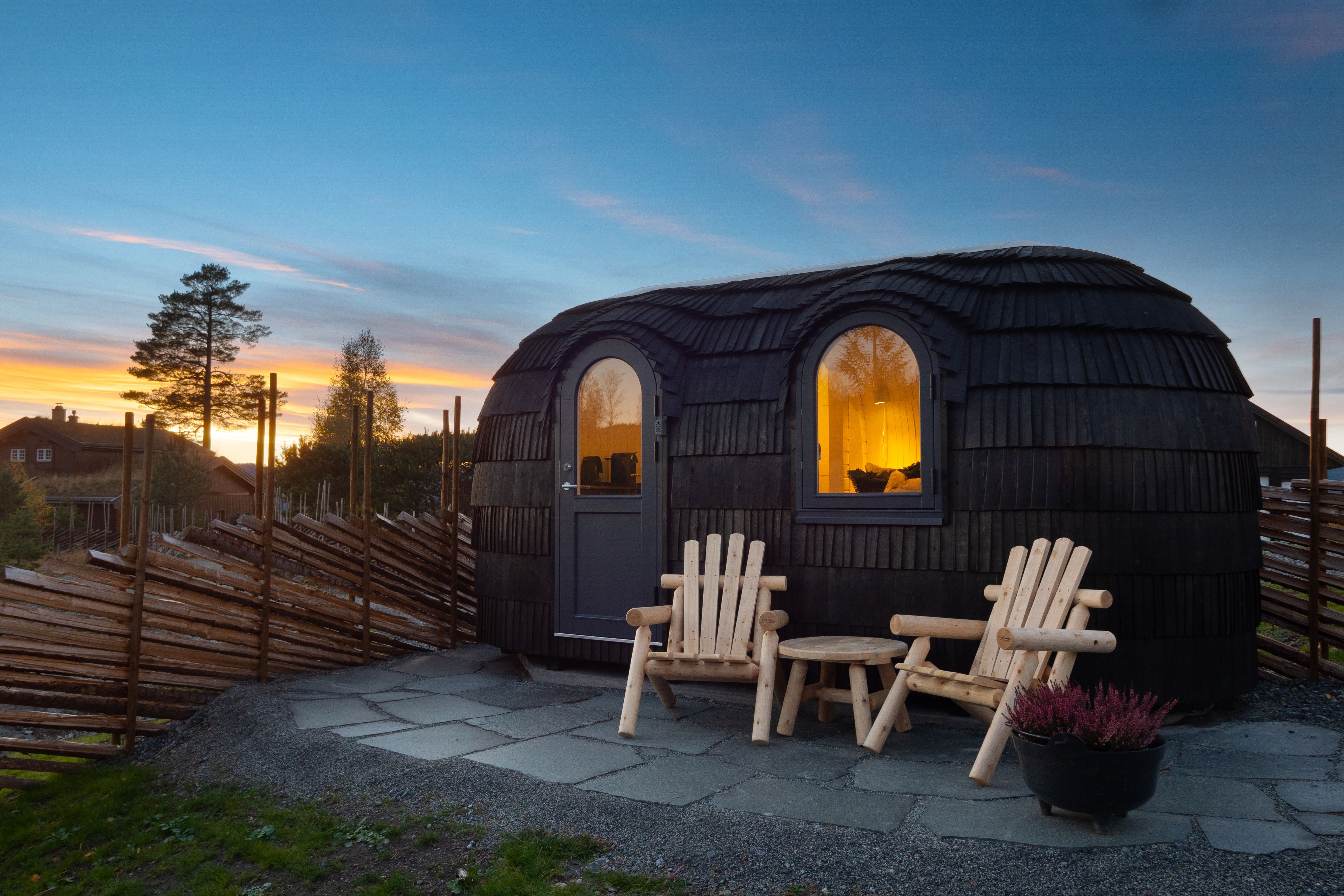 liten hytte med 2 stoler foran