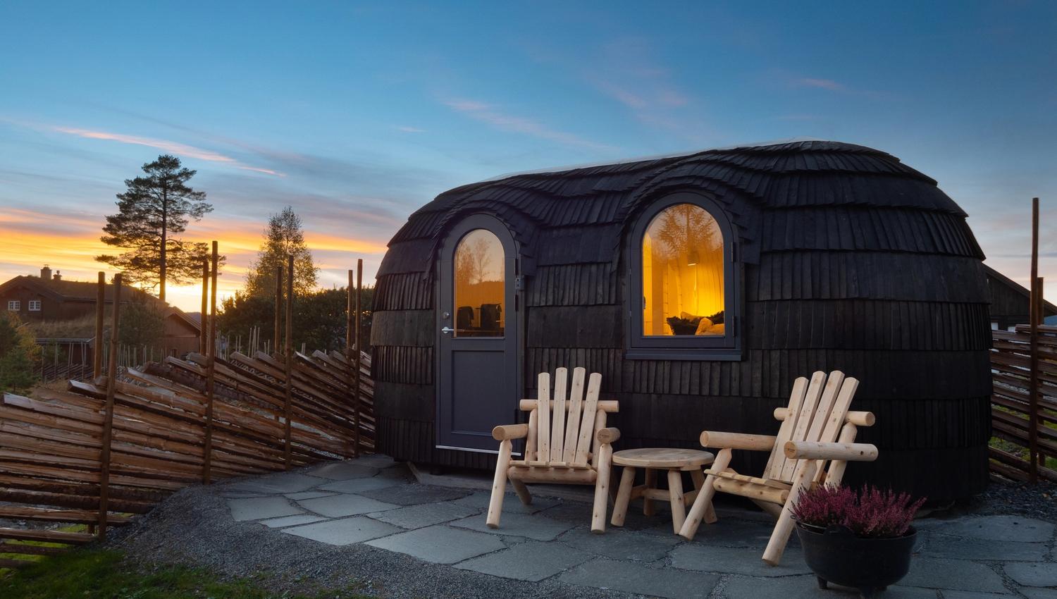 liten hytte med 2 stoler foran