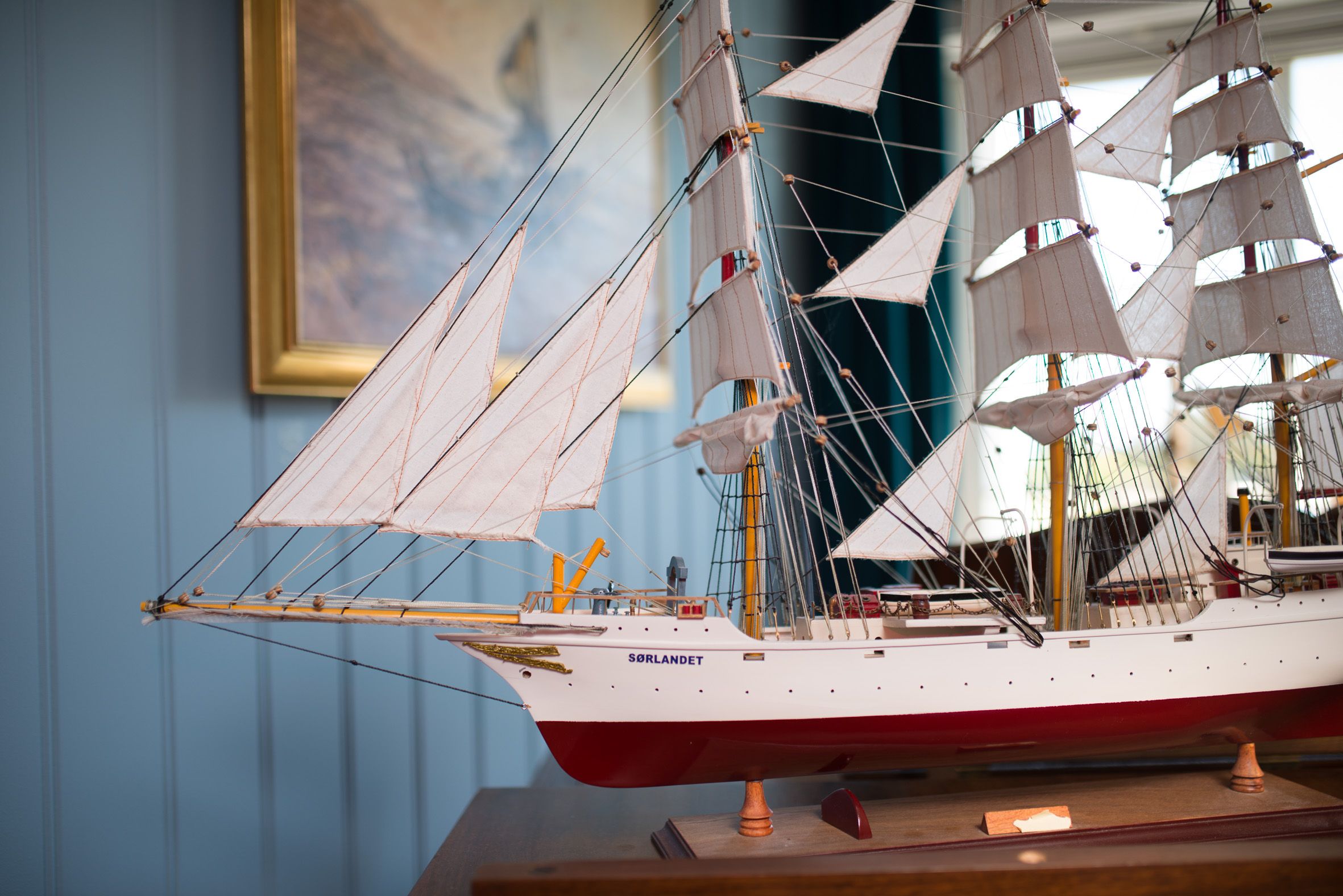 Seilskutemodelltil pynt i lobbyen på hotellet