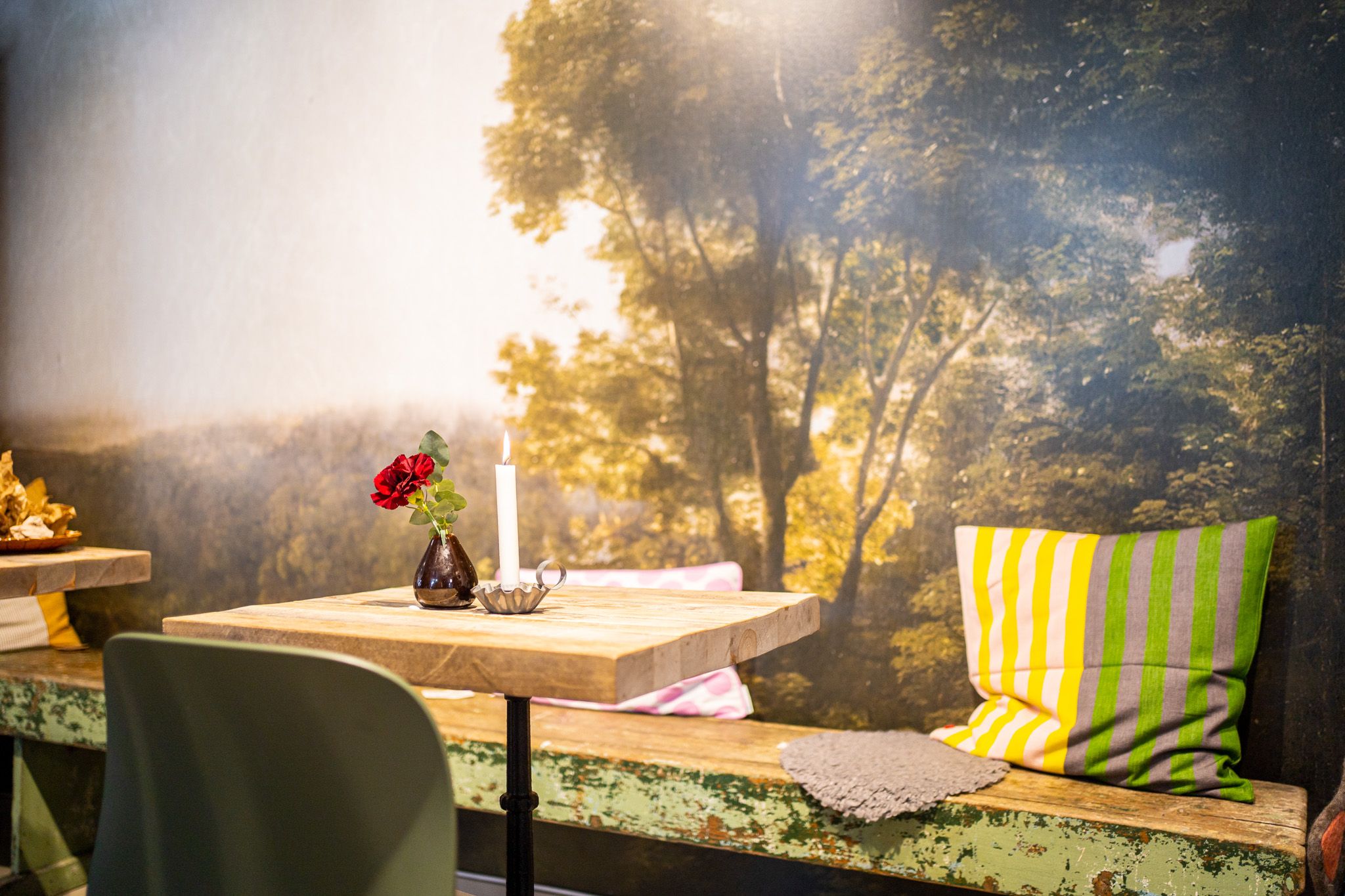 et bord og en benk i en cafe