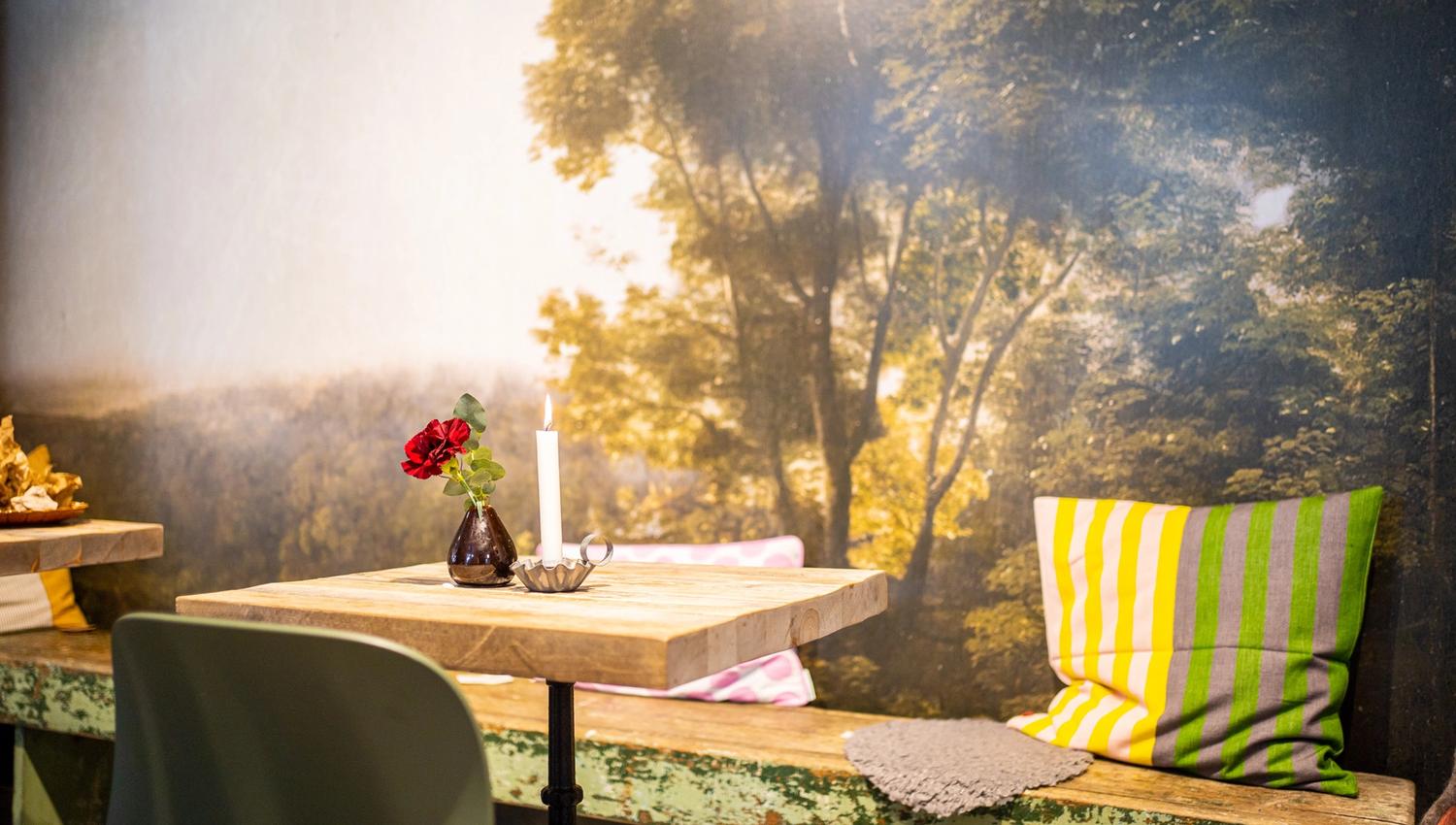 et bord og en benk i en cafe