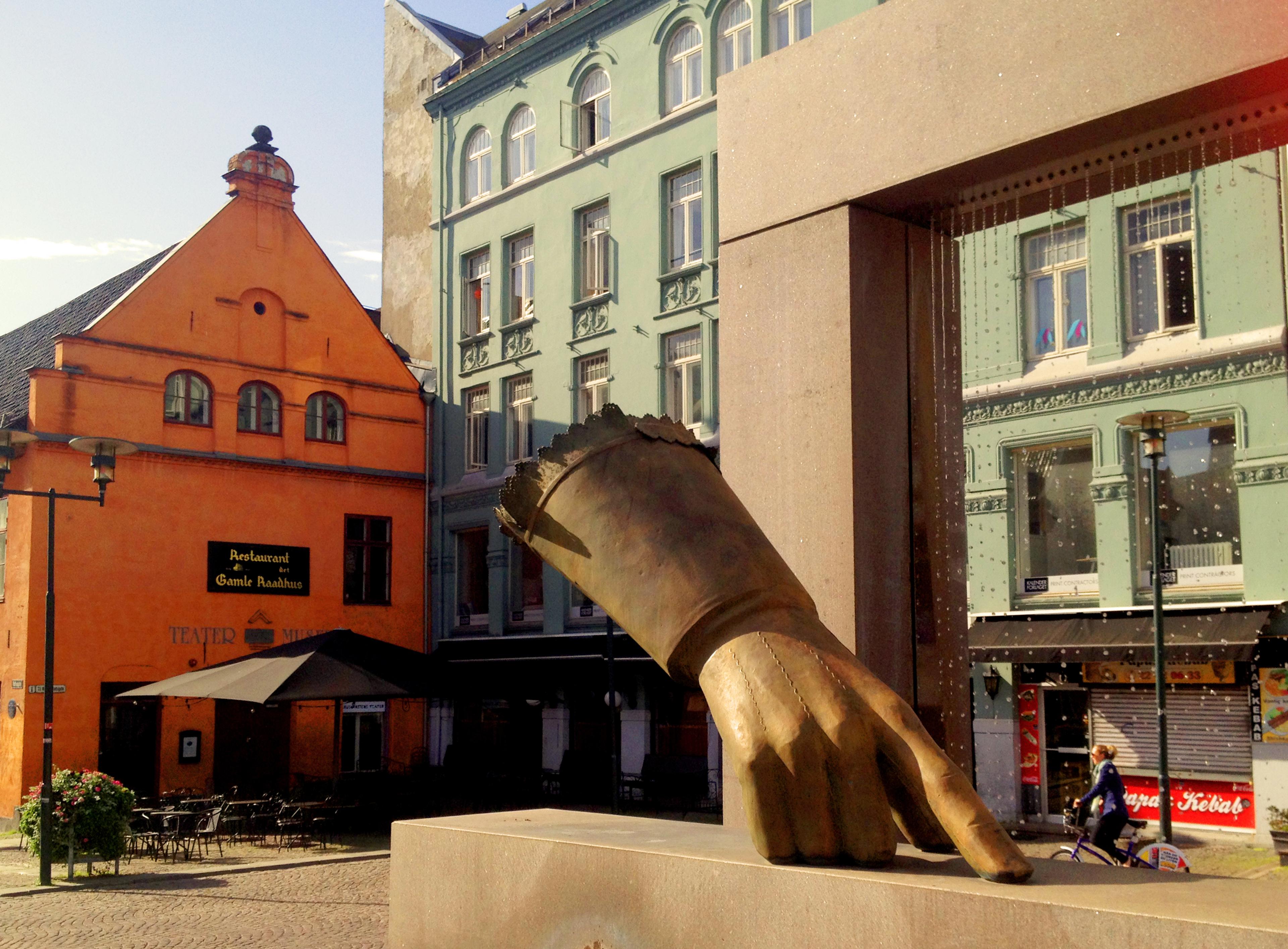 Statue of a hand with an outstretched index finger.