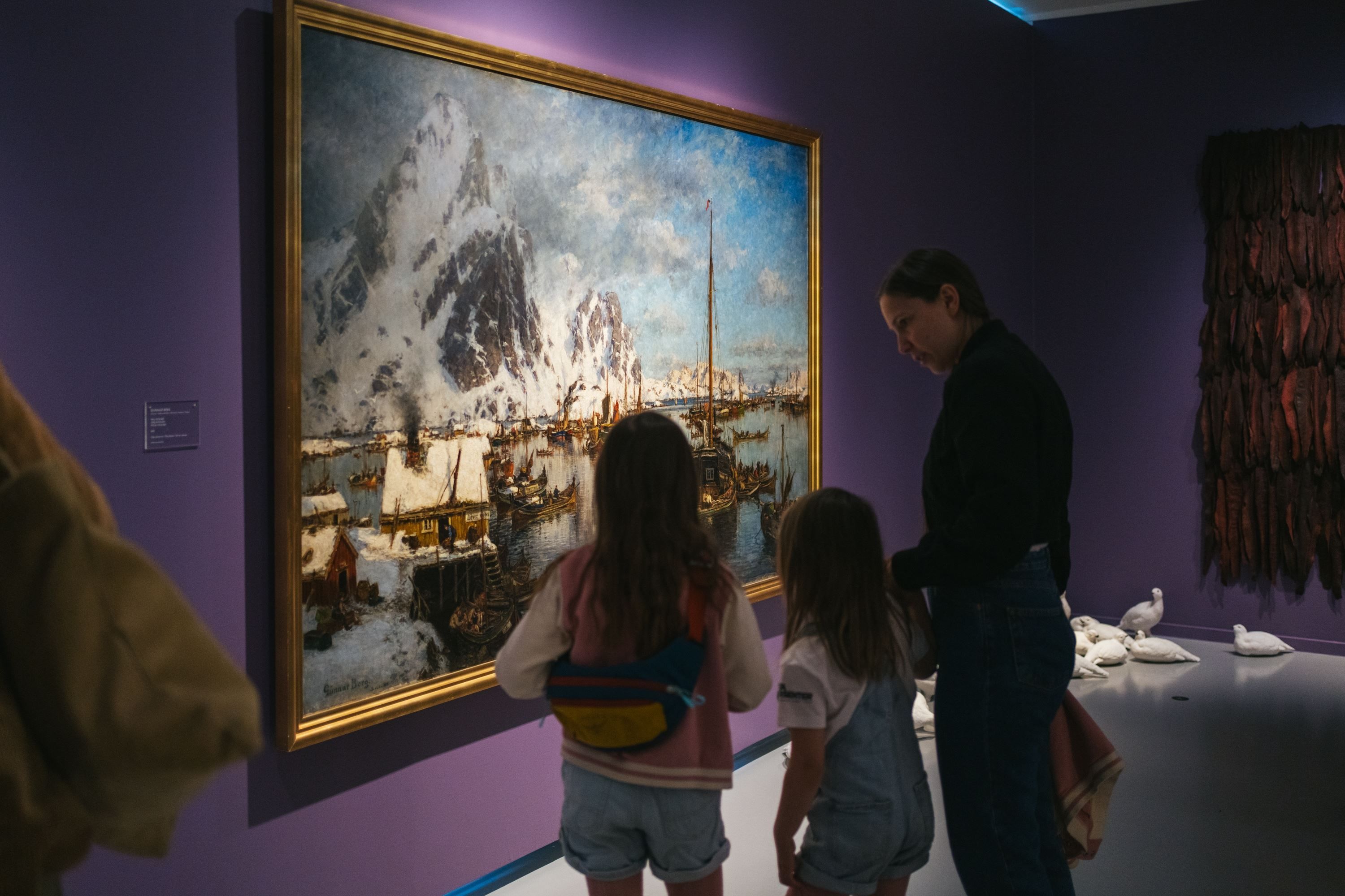 Gjester ser på stort maleri