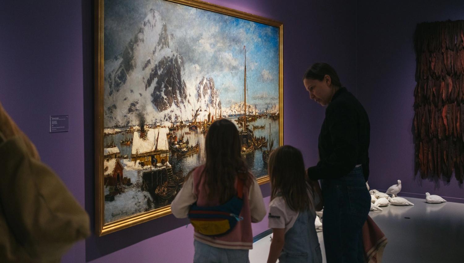 Gjester ser på stort maleri