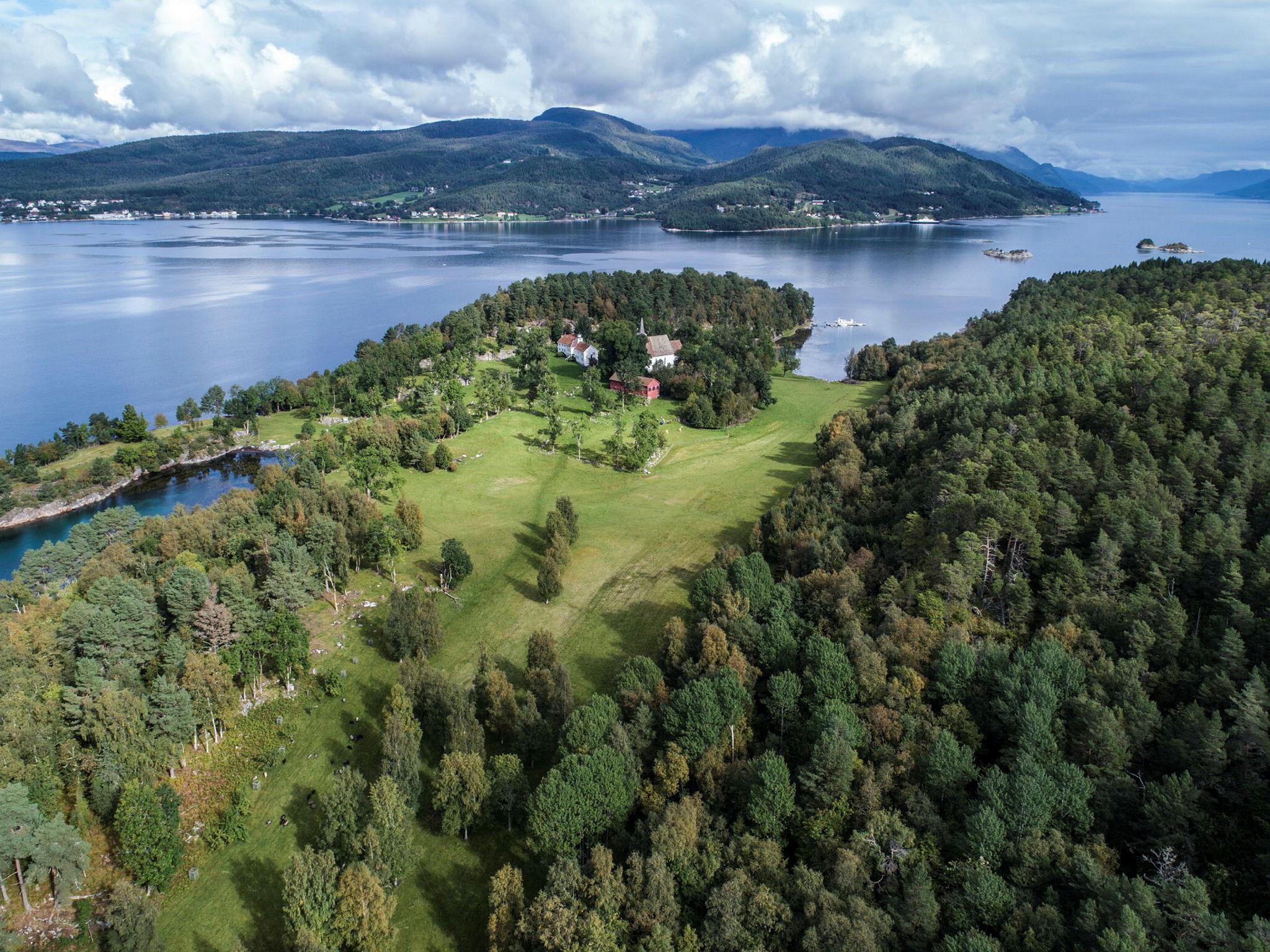 Veøya har ei sentral plassering midt i Romsdalsfjorden og var et viktig handelssentrum i middelalderen.