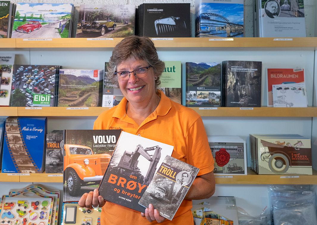 Astrid i museumsbutikk_Morten Reiten Norsk Vegmuseum