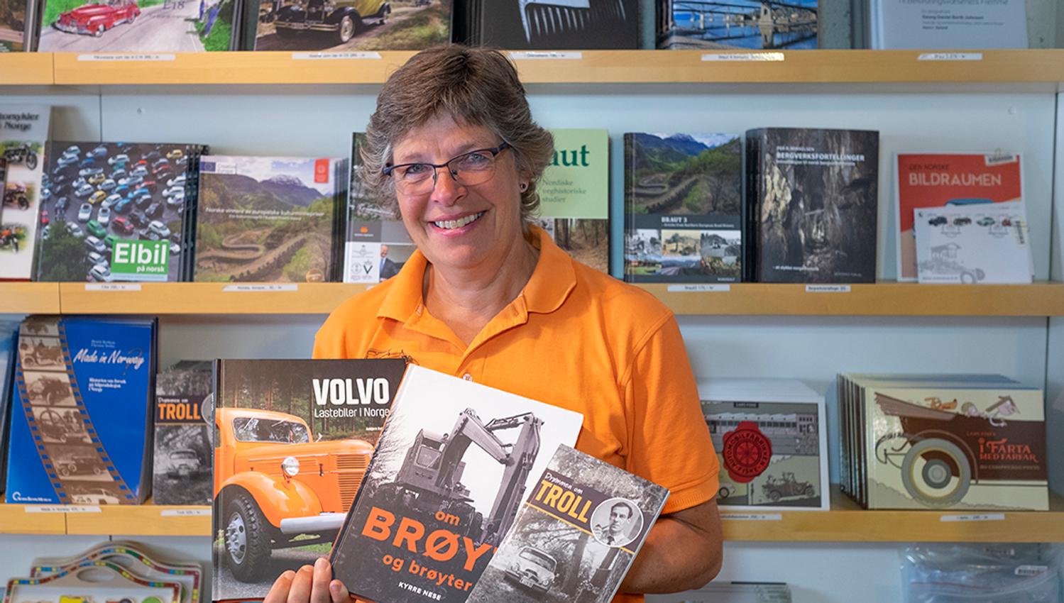 Astrid i museumsbutikk_Morten Reiten Norsk Vegmuseum