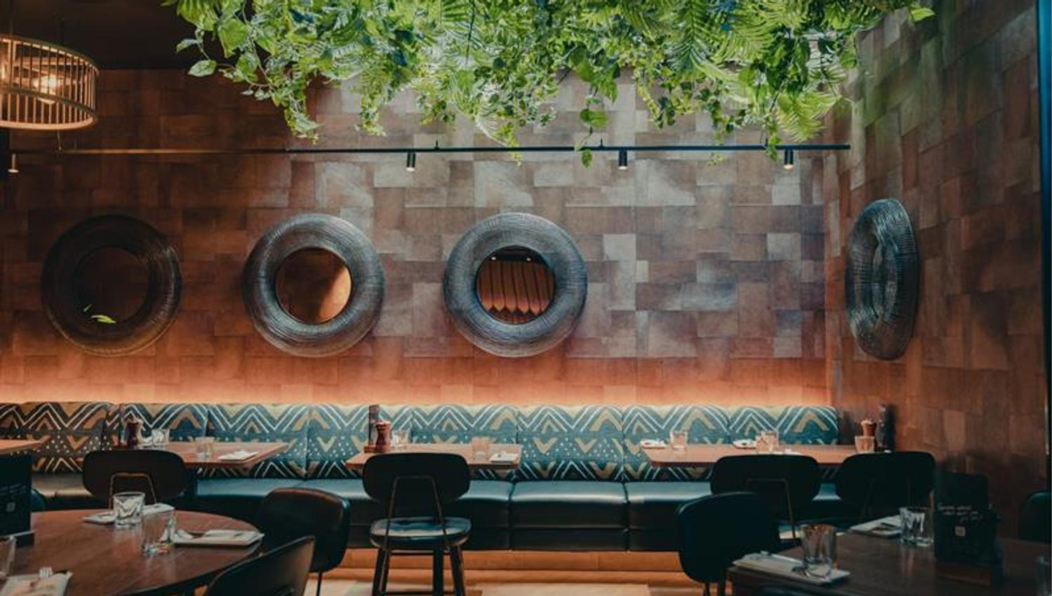 Restauranten, varme farger, grønne planter fra taket
