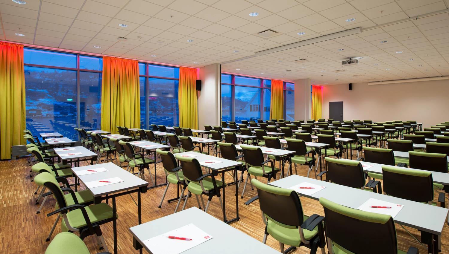 Velutstyrt konferanserom på Thon Hotel Sandven, perfekt for møter med panoramautsikt over Hardangerfjorden.