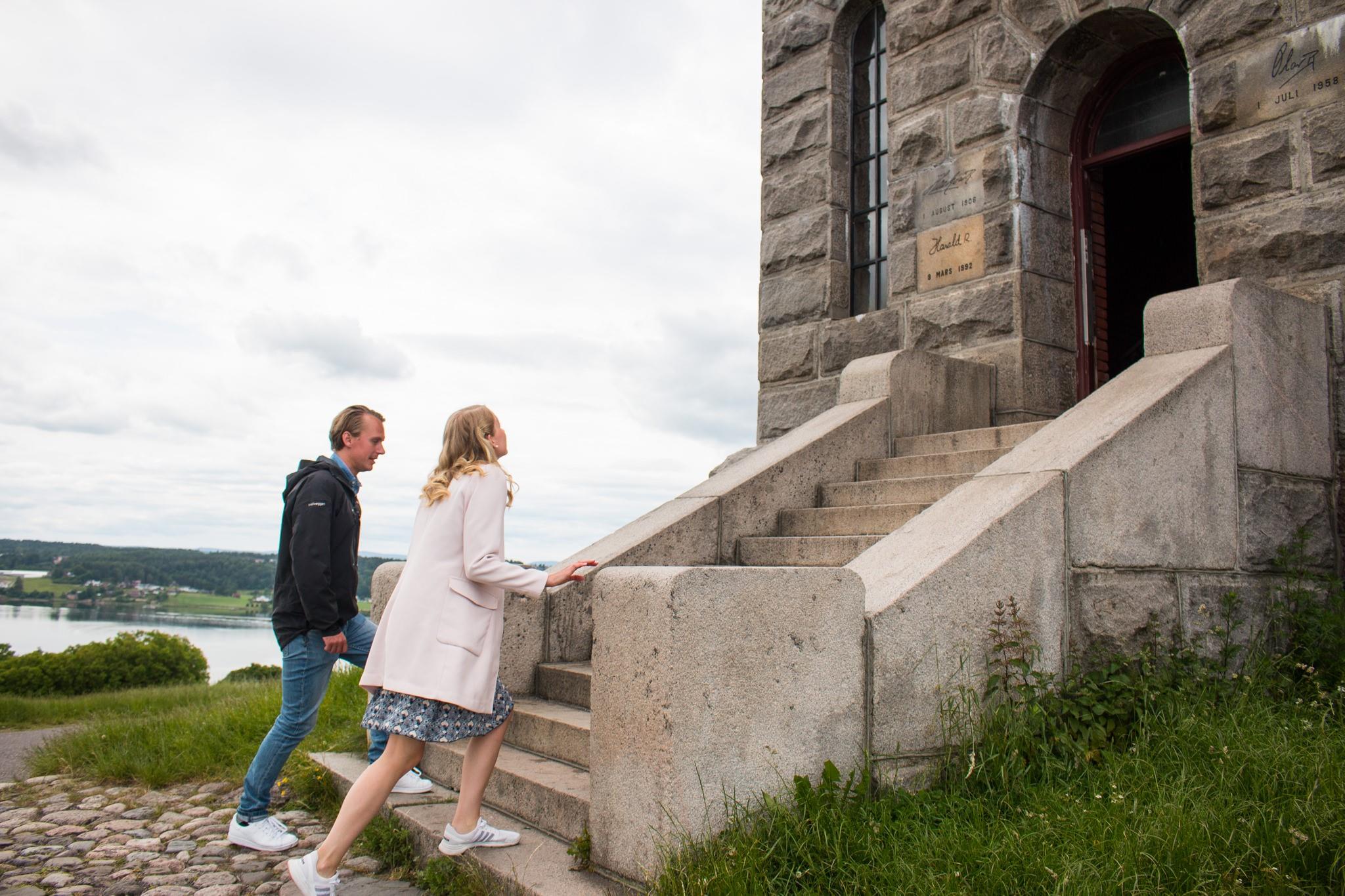 To mennesker på vei opp trappen til Slottsfjelltårnet