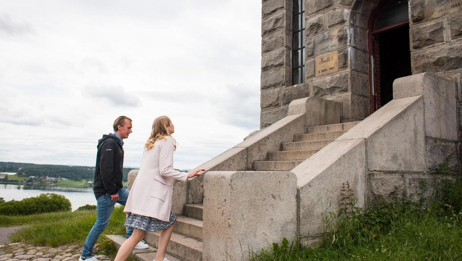 To mennesker på vei opp trappen til Slottsfjelltårnet