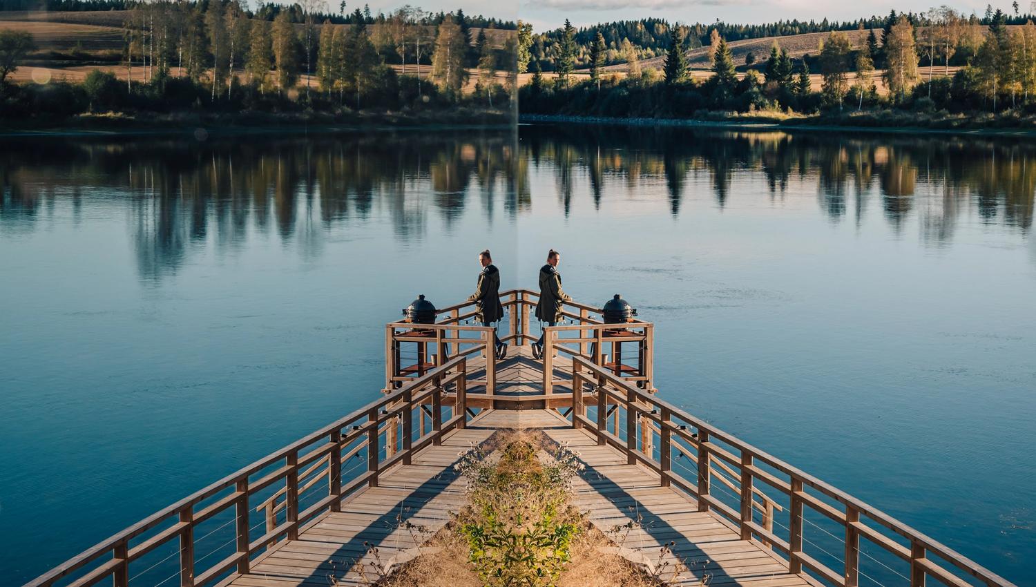 Utsiktsbilde over bryggeanlegg ved elven
