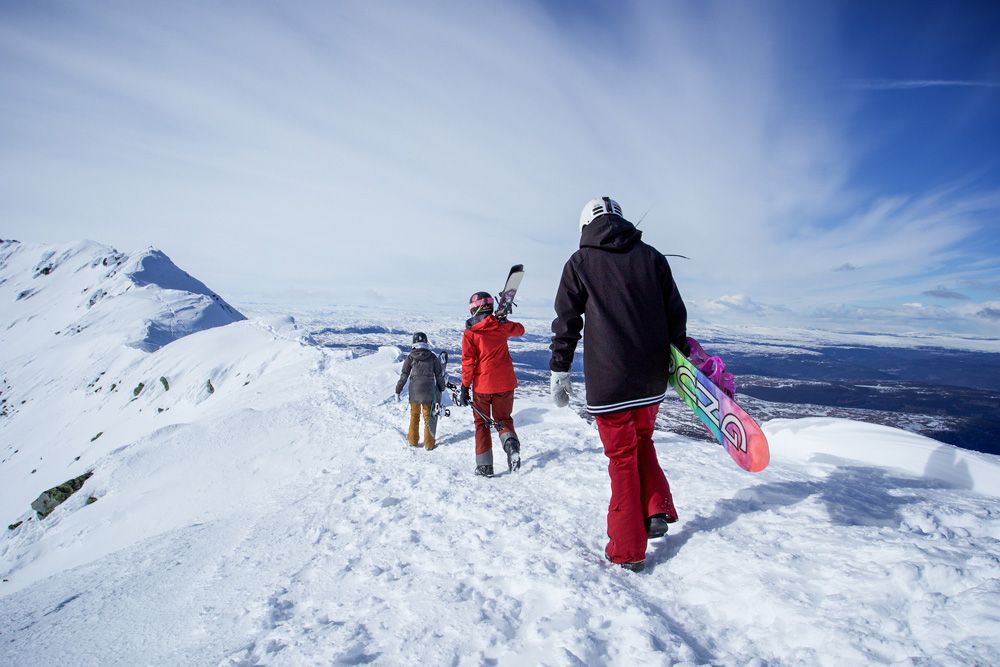 folk med ski på Gaustatoppen