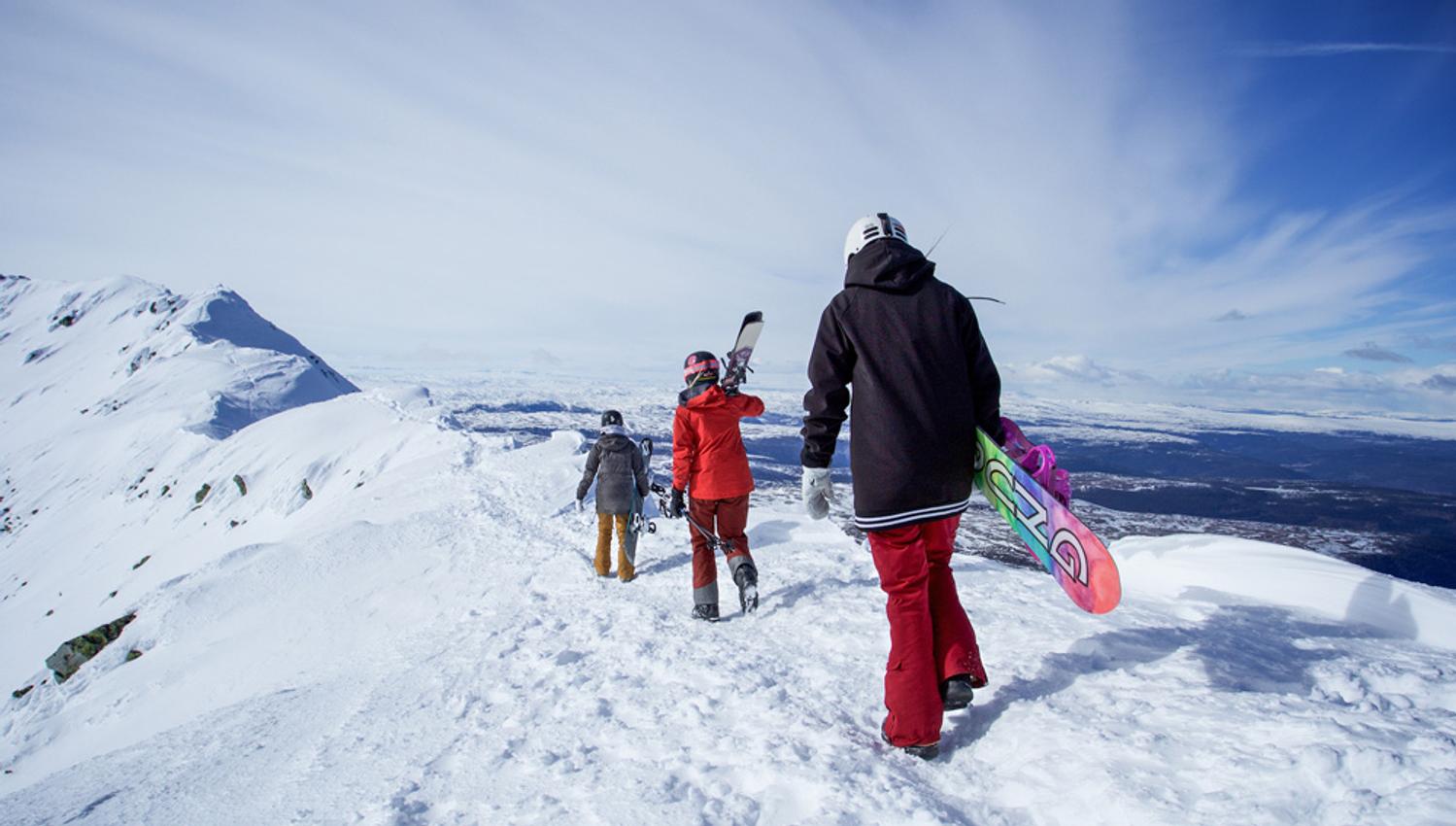 folk med ski på Gaustatoppen