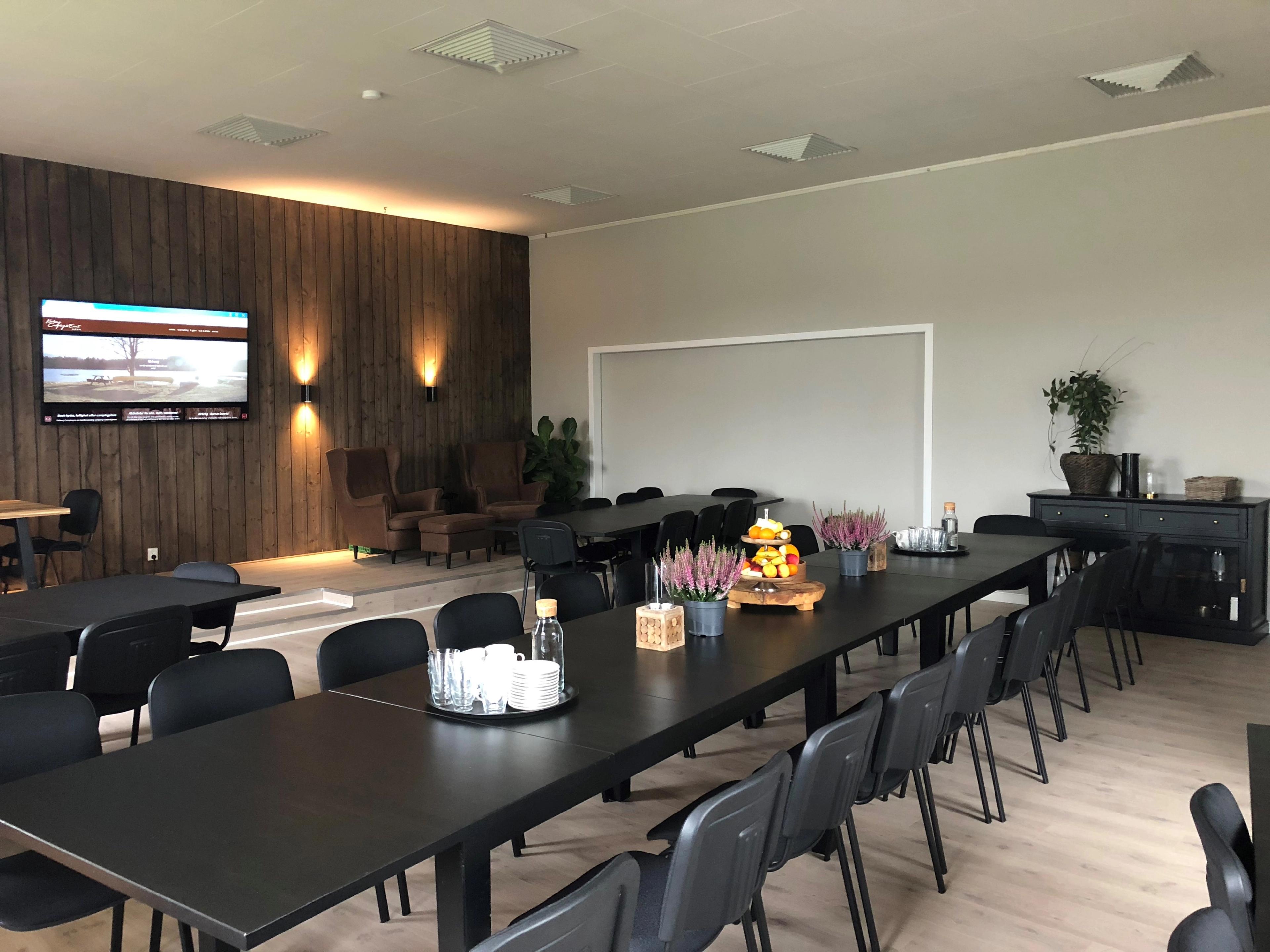 Langbord med stoler inne