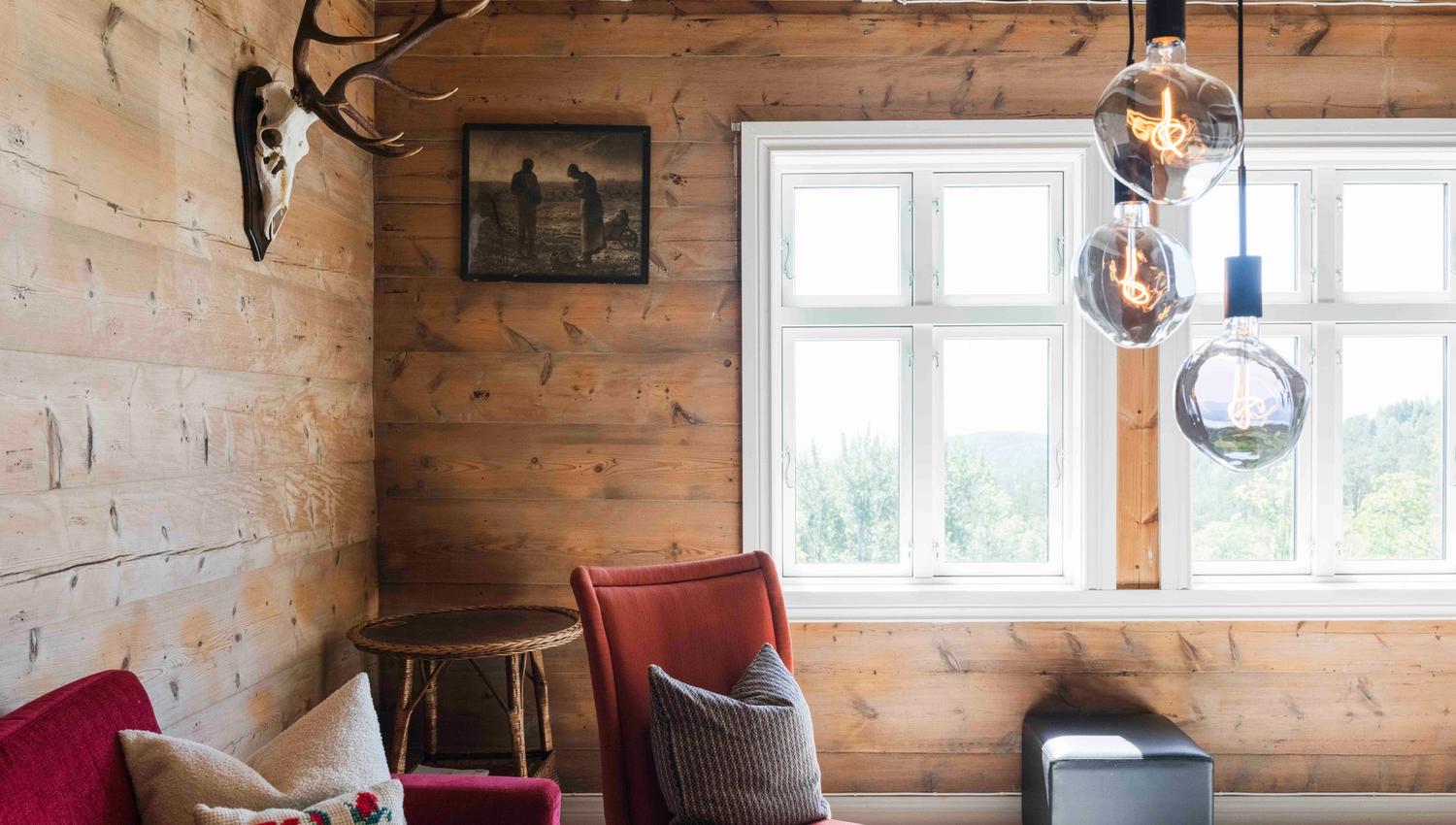 Lys og lun stove med naturmaterialar og elegante detaljar på Stigen Fjordlodge.