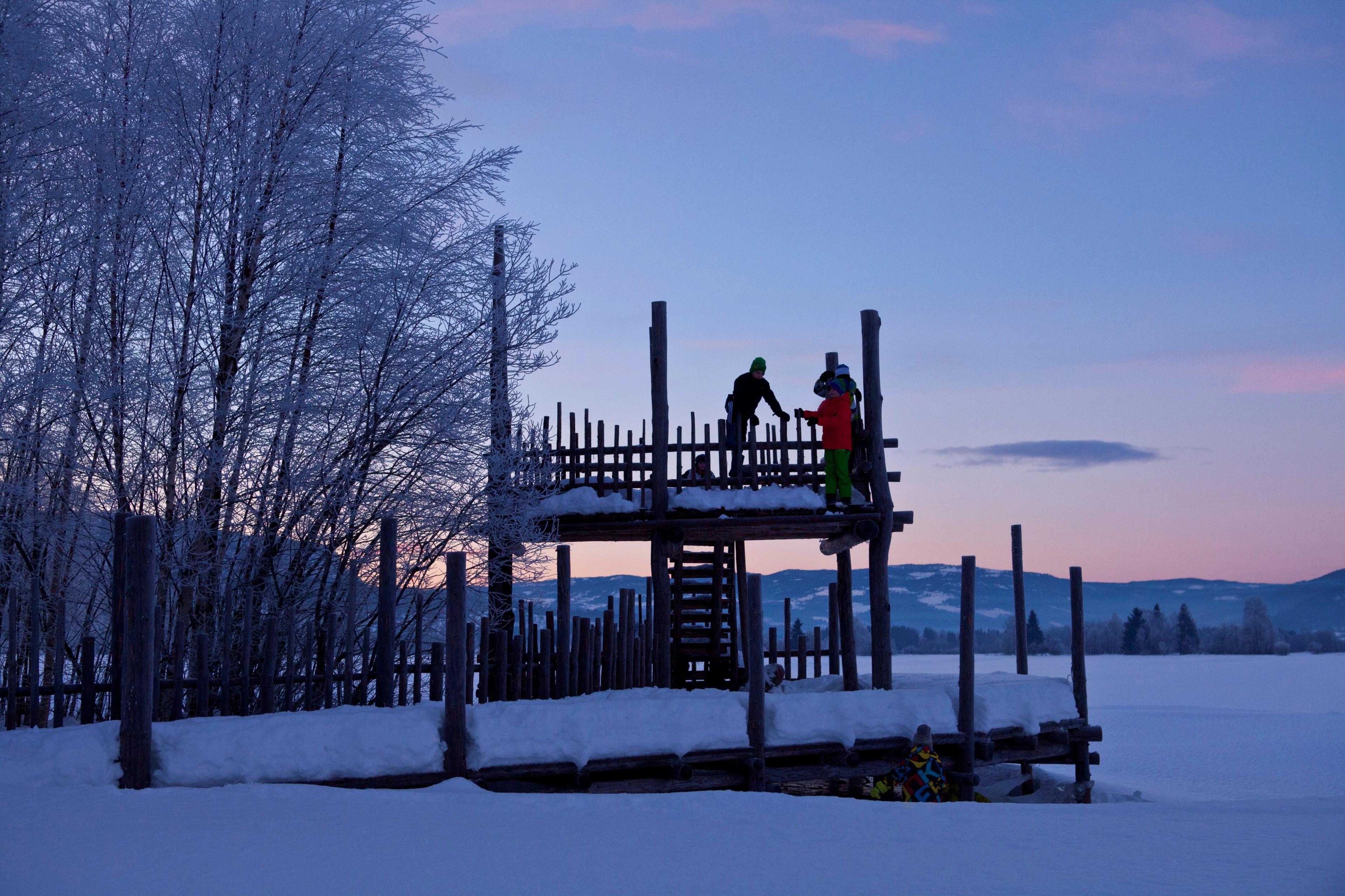 Barn leker i tårn på Dokkadeltaet - Vinter
