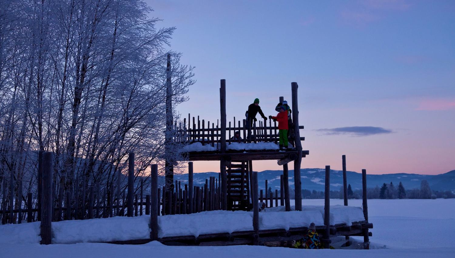 Barn leker i tårn på Dokkadeltaet - Vinter