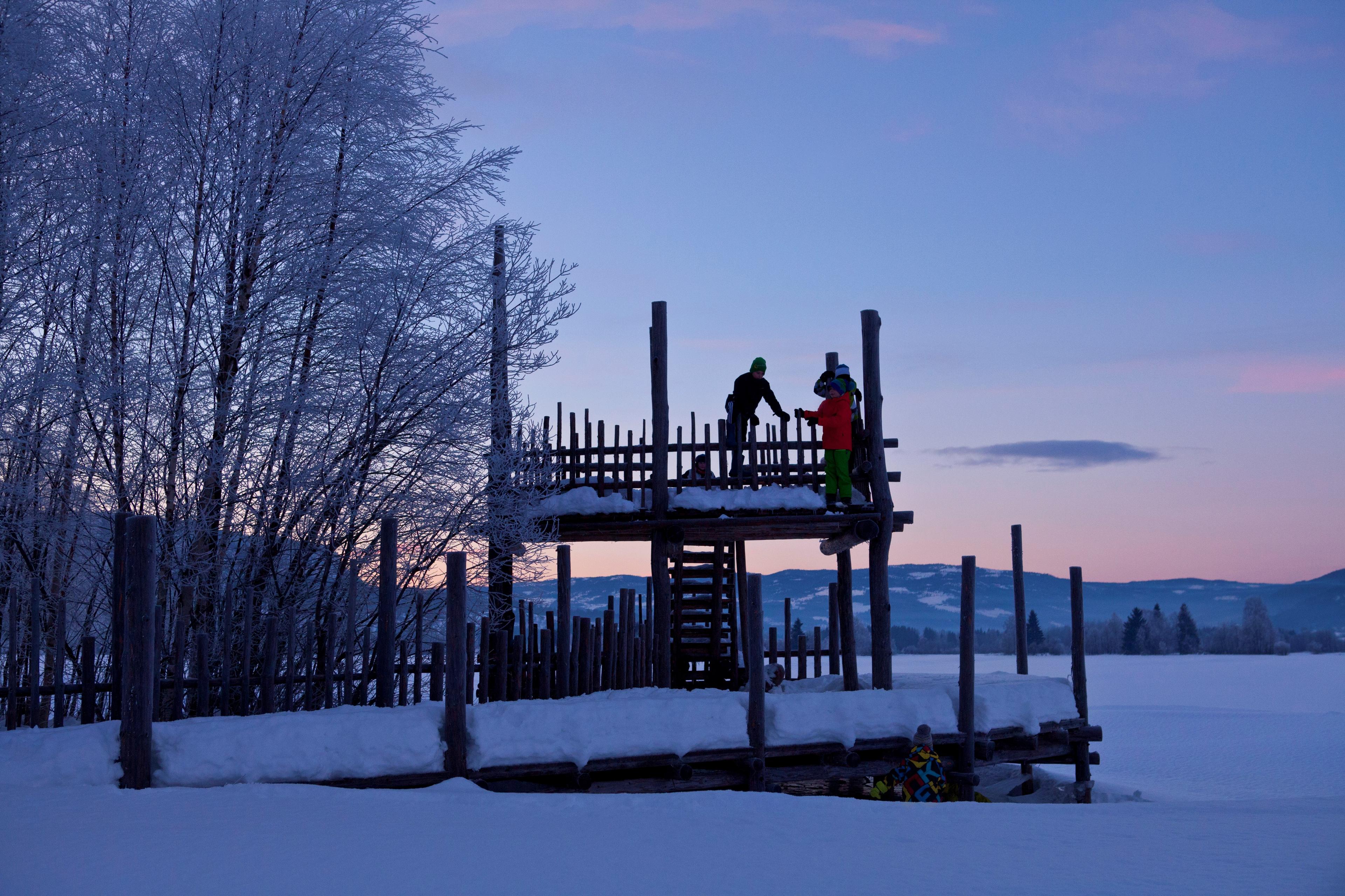 Barn leker i tårn på Dokkadeltaet - Vinter
