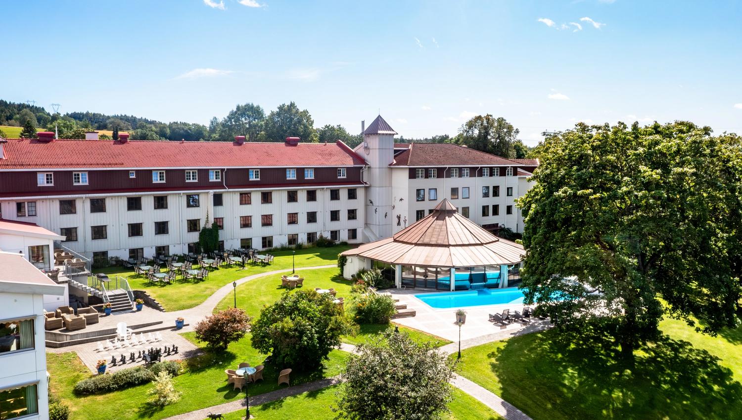 Klækken Hotel nær Hønefoss. Dronebilde fra hagen og bassengområde