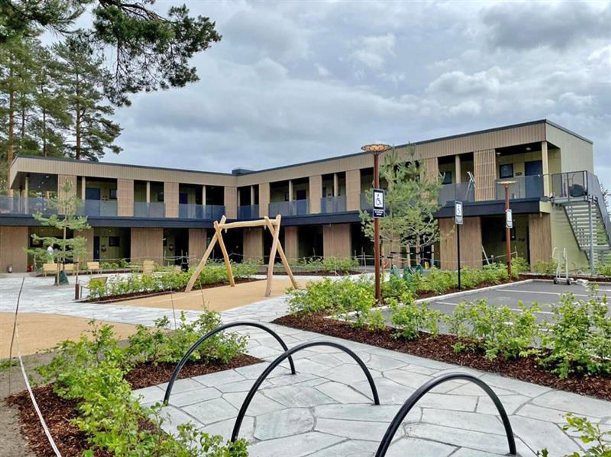 The newly built Hotell fritidsparken from the outside with a playground