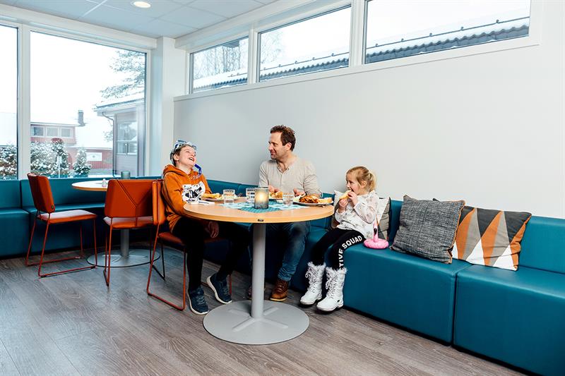 family eating breakfast