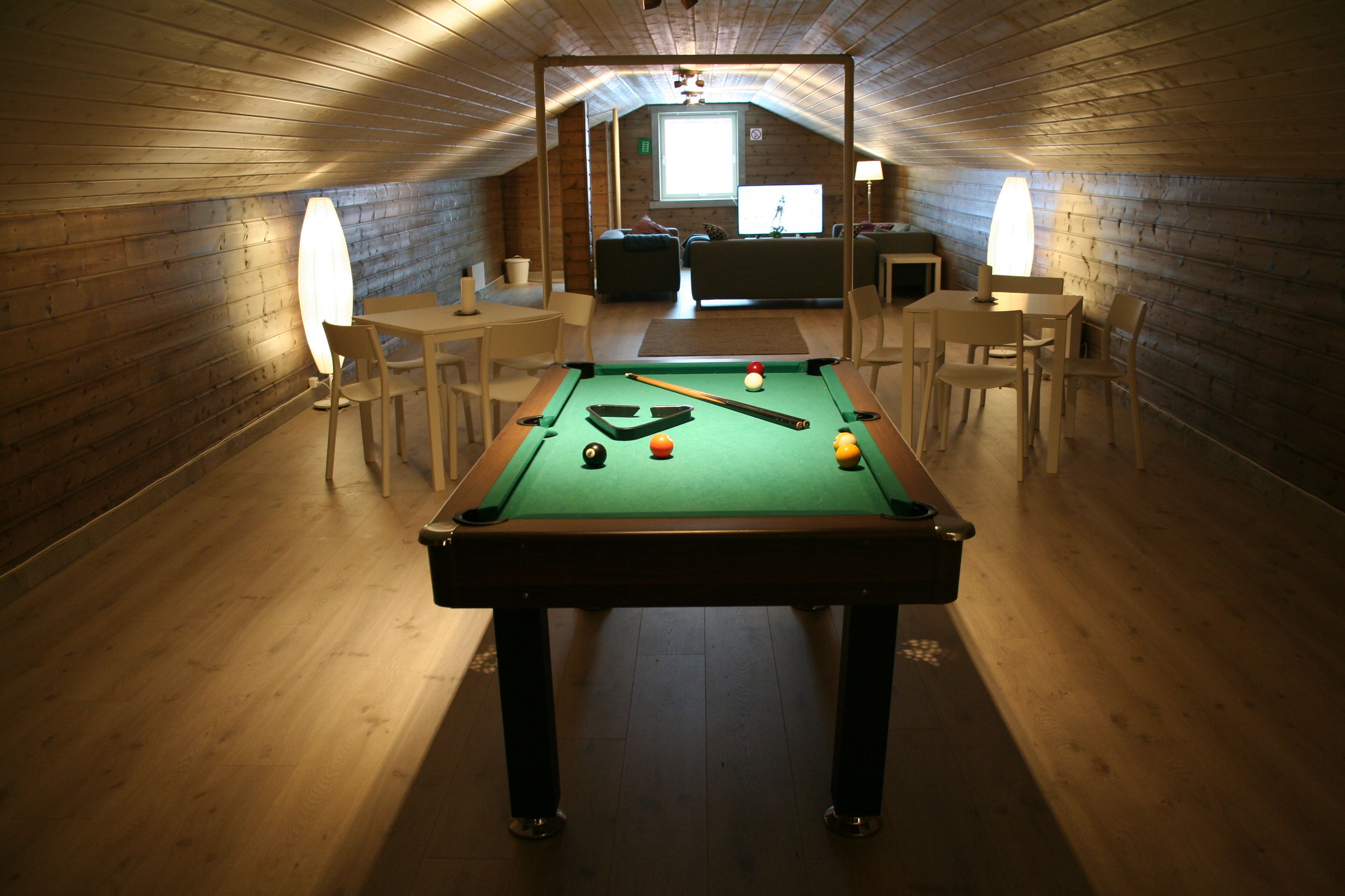 Loftsstove på Kvamseter Lodge med biljardbord og sitjeområde – perfekt for hyggelege kveldar.