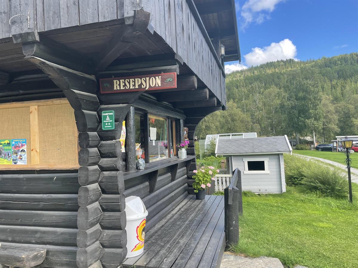 Bilde av resepsjonen på Fossen Camping. Kan se ut som et gammelt stabbur.
