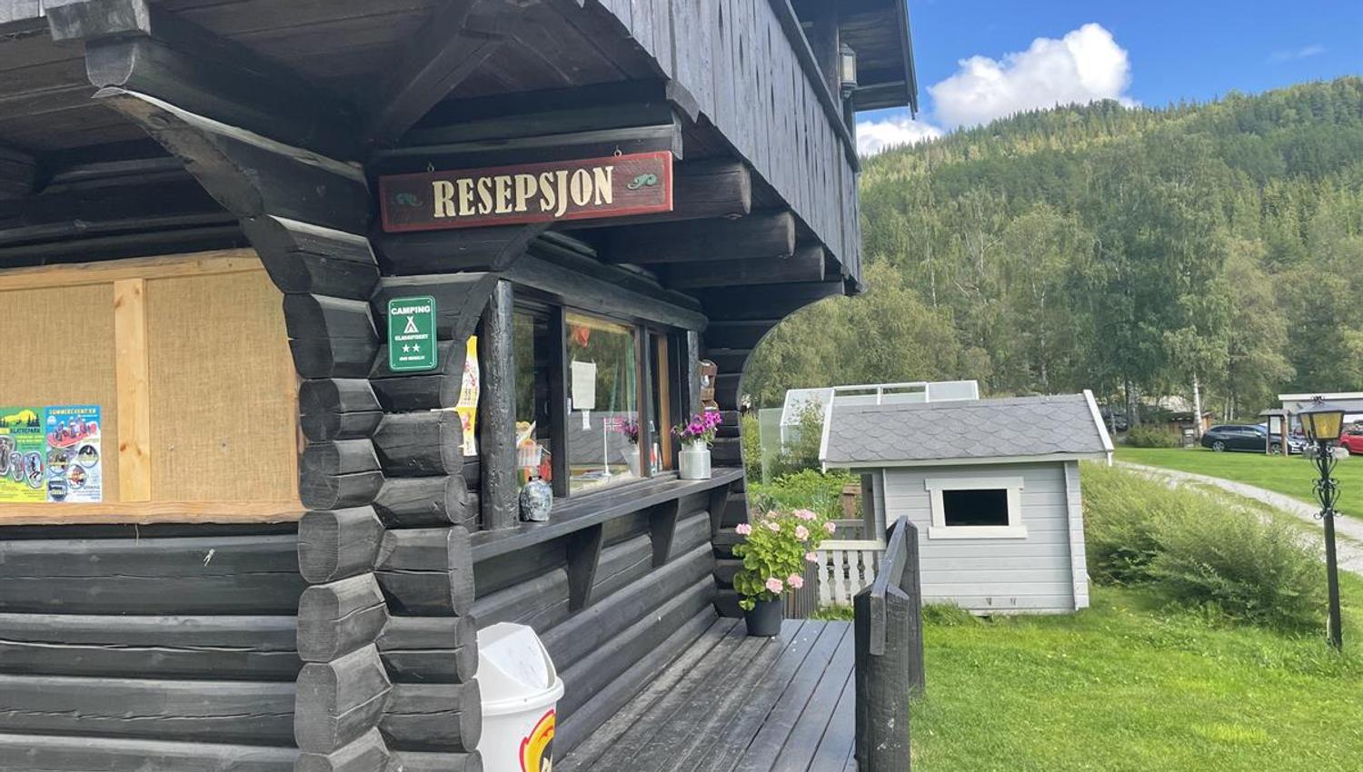 Bilde av resepsjonen på Fossen Camping. Kan se ut som et gammelt stabbur.