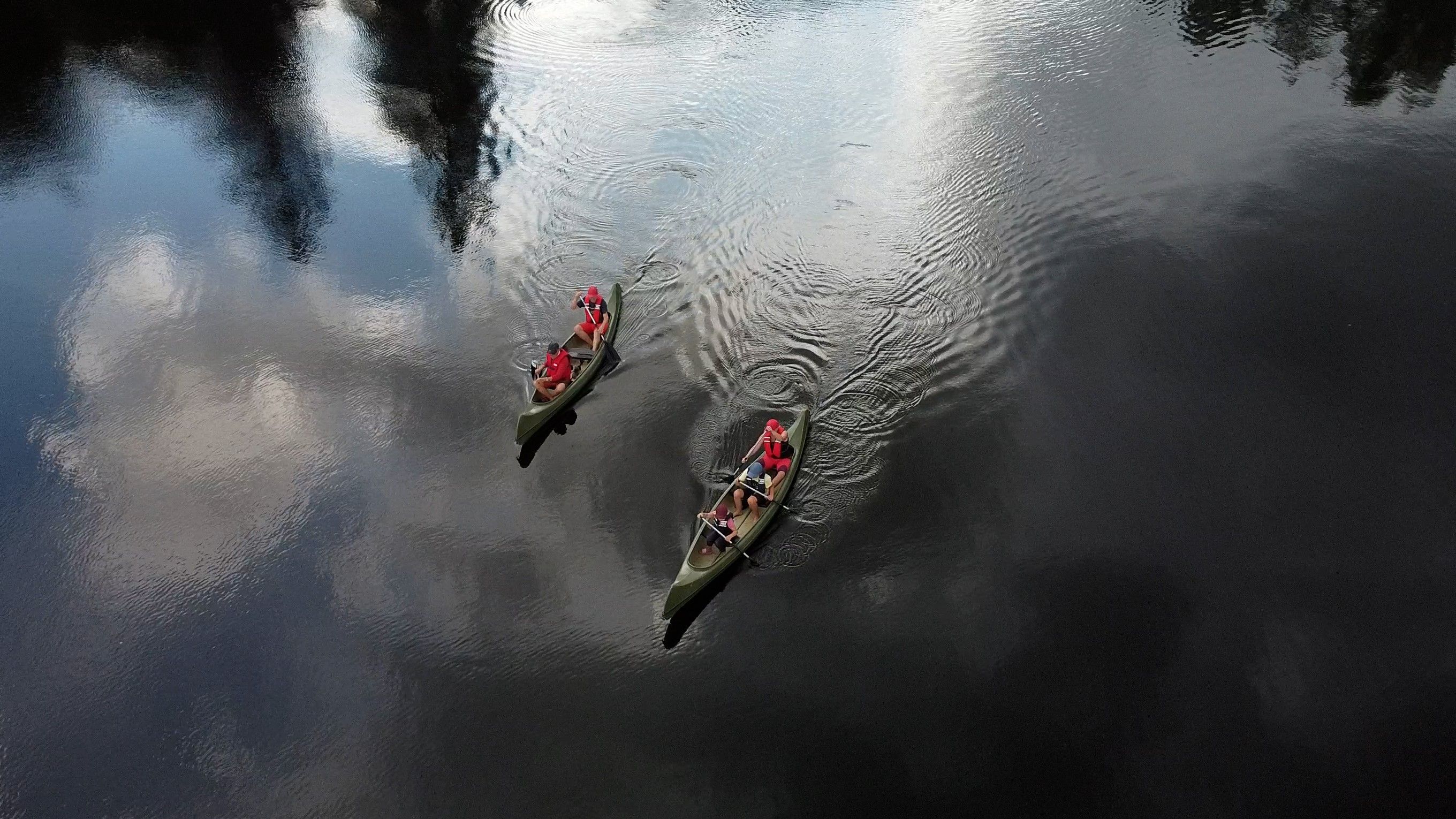 Paddler i vannet
