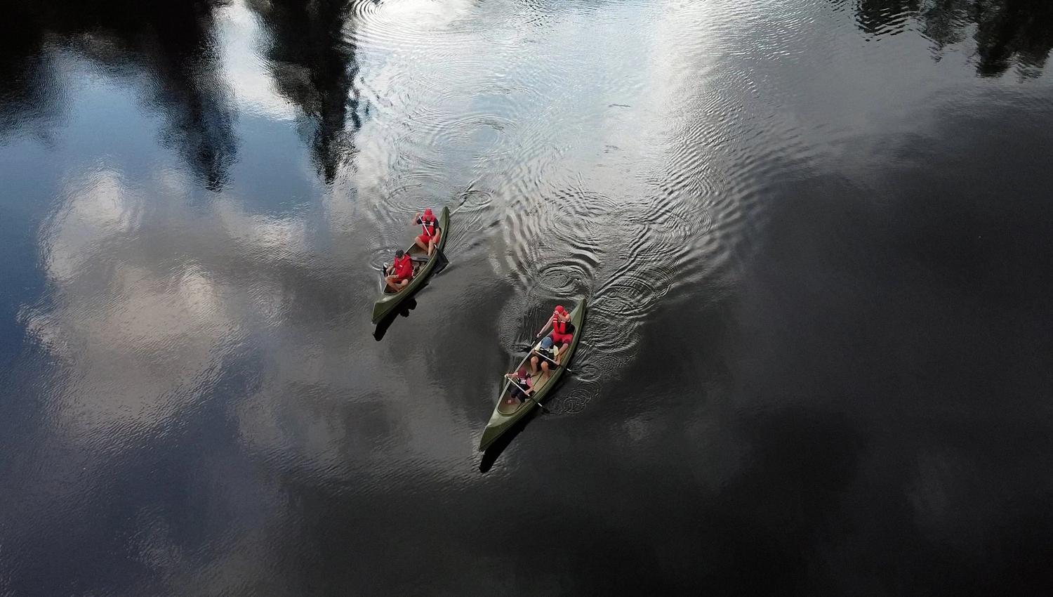 Paddler i vannet