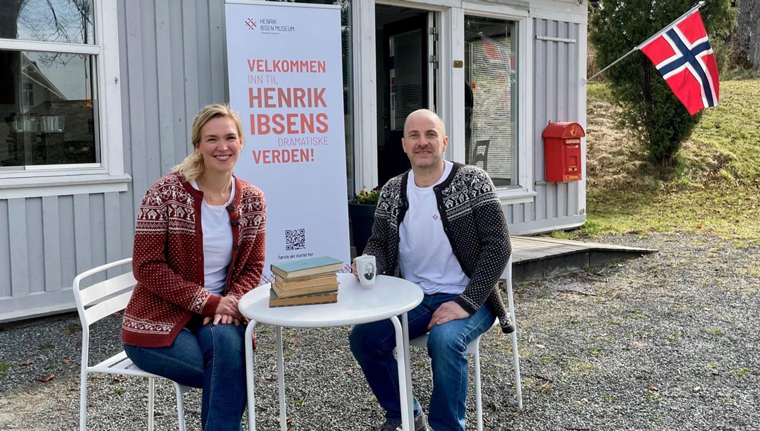 ansatte fra Telemark Museum sitter utenfor Ibsenstua i Brekkeparken