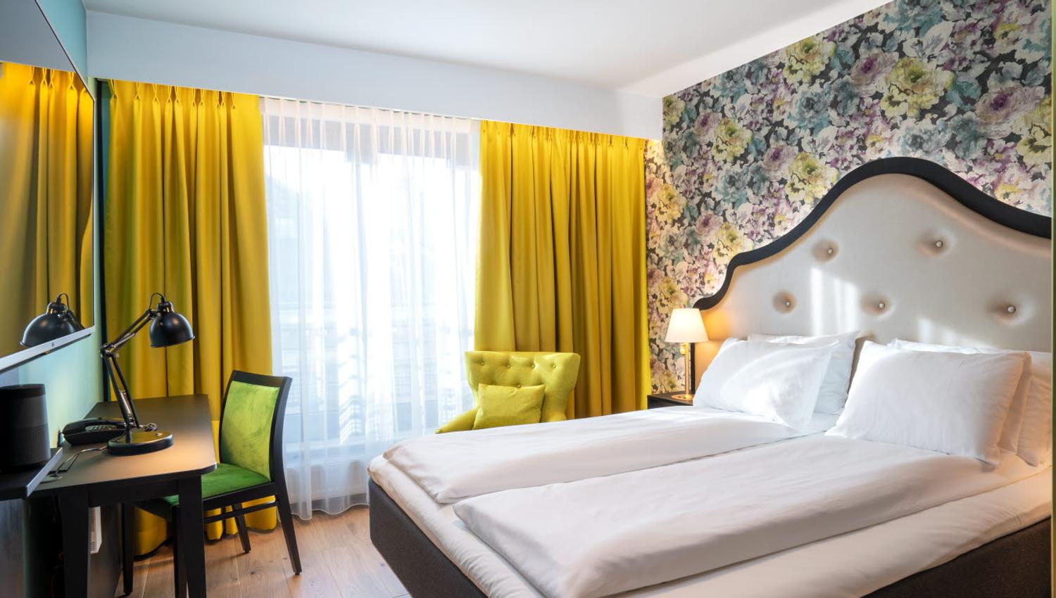 standard double room at Thon Hotel Cecil