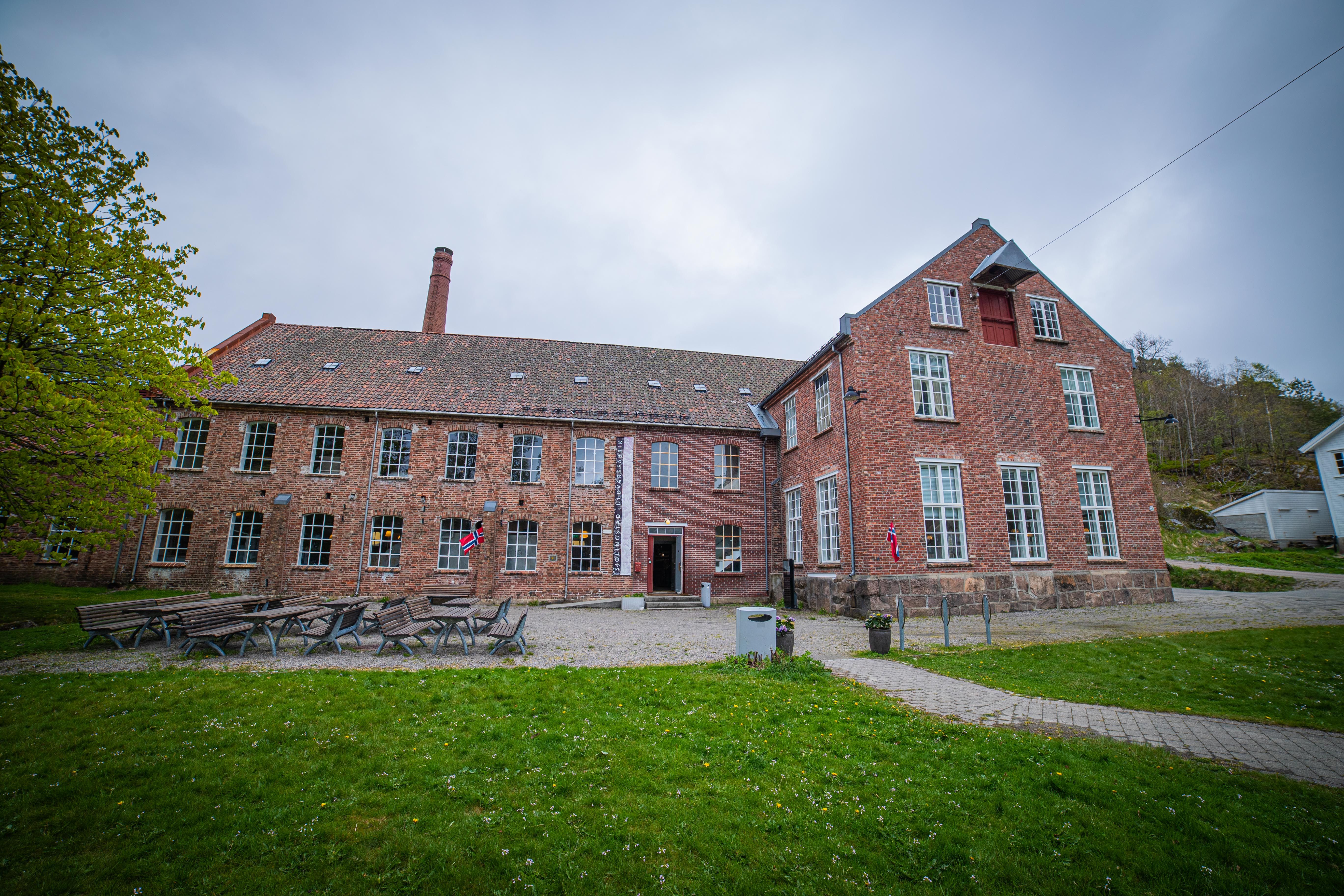 The building of the wool factory