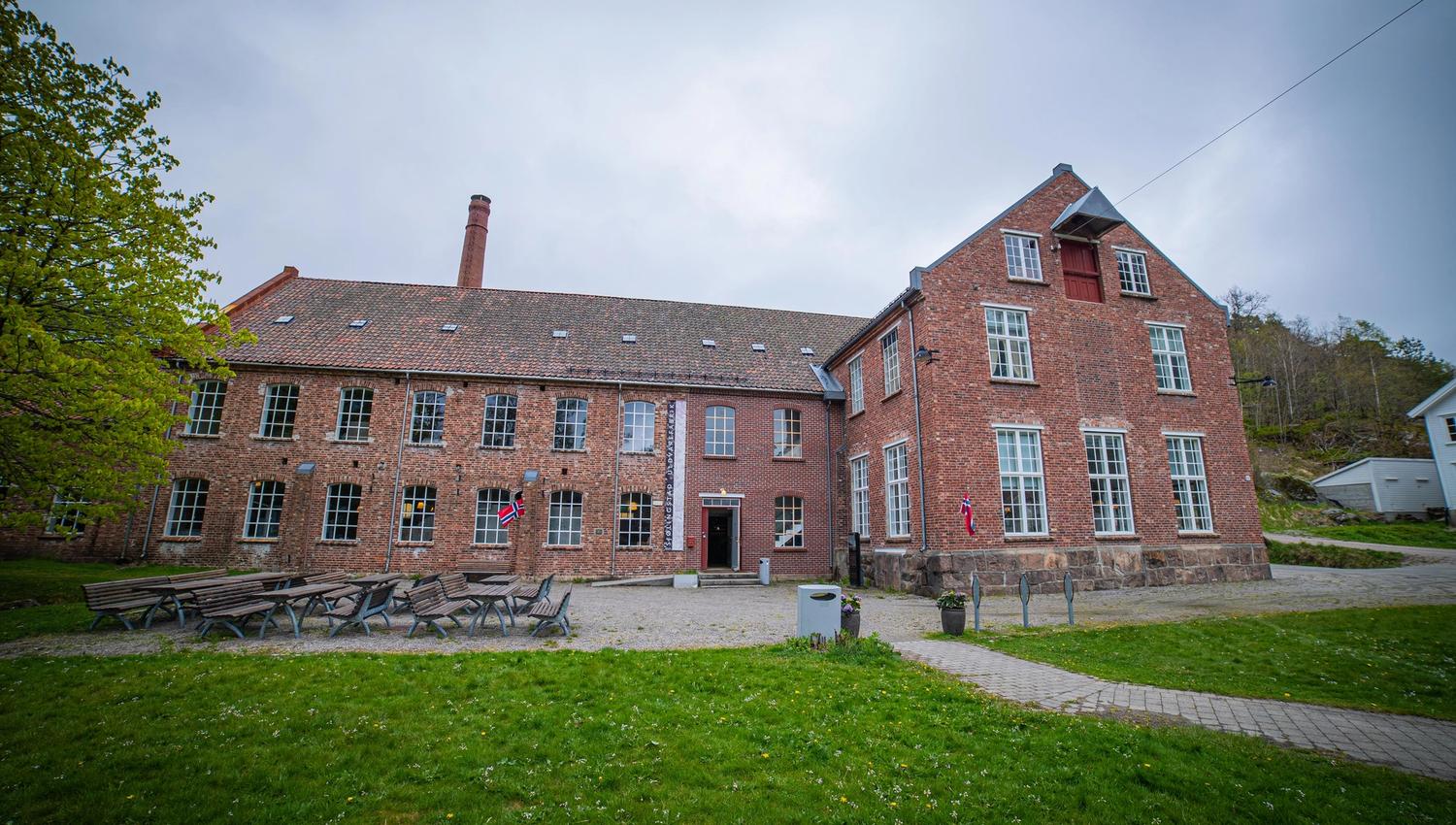 The building of the wool factory