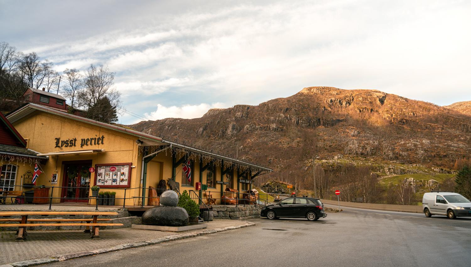 Byrkjedalstunet is a nice stop along the way