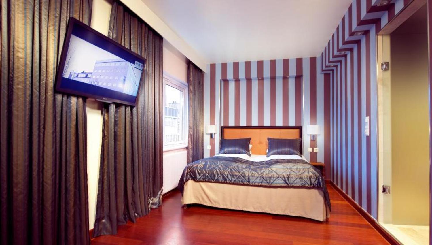 Moderne hotellrom med dobbeltseng.