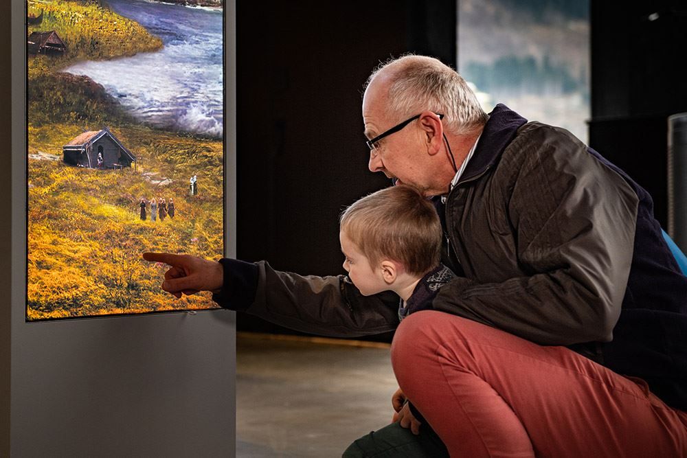 Barn og bestefar utforskar utstillingane saman på Sagastad Vikingsenter.