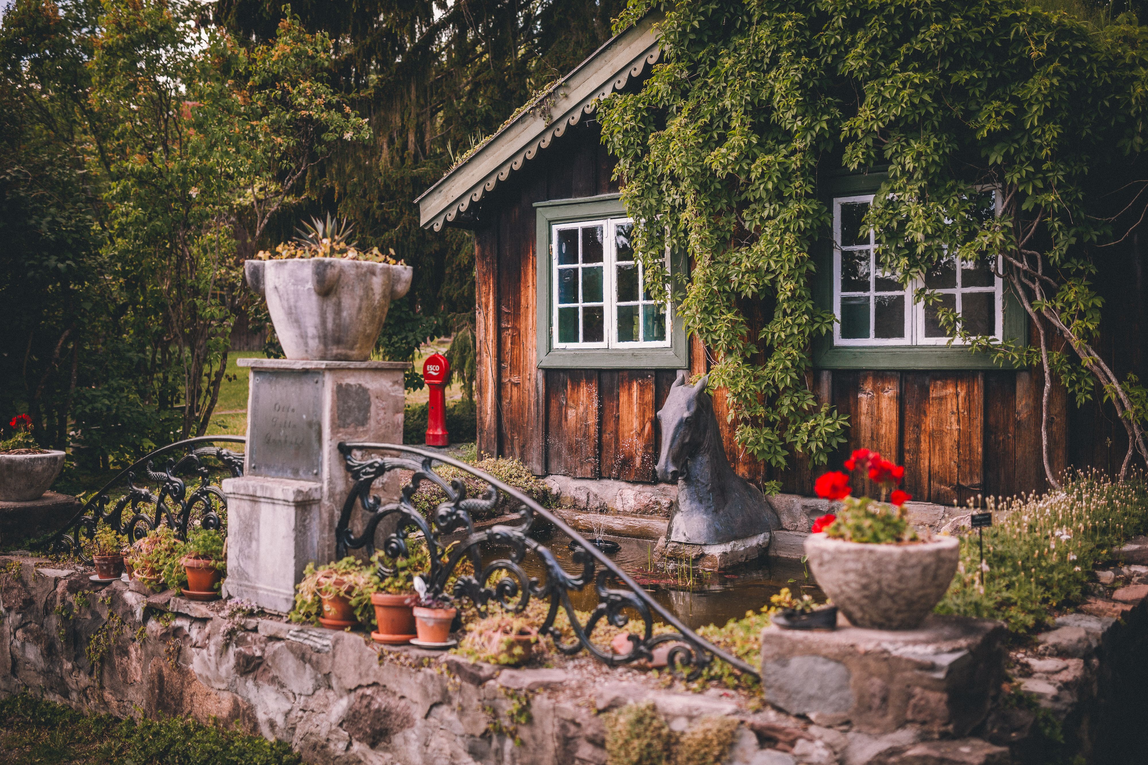 Eldre hus, fontene og skulptur