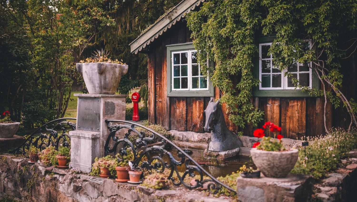 Eldre hus, fontene og skulptur
