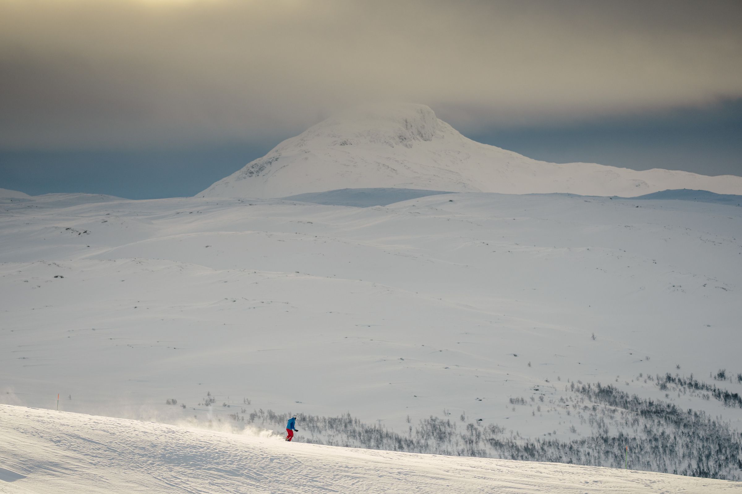 Skikjører i bakken på Tyin-Filefjell. Flott fjellutsikt