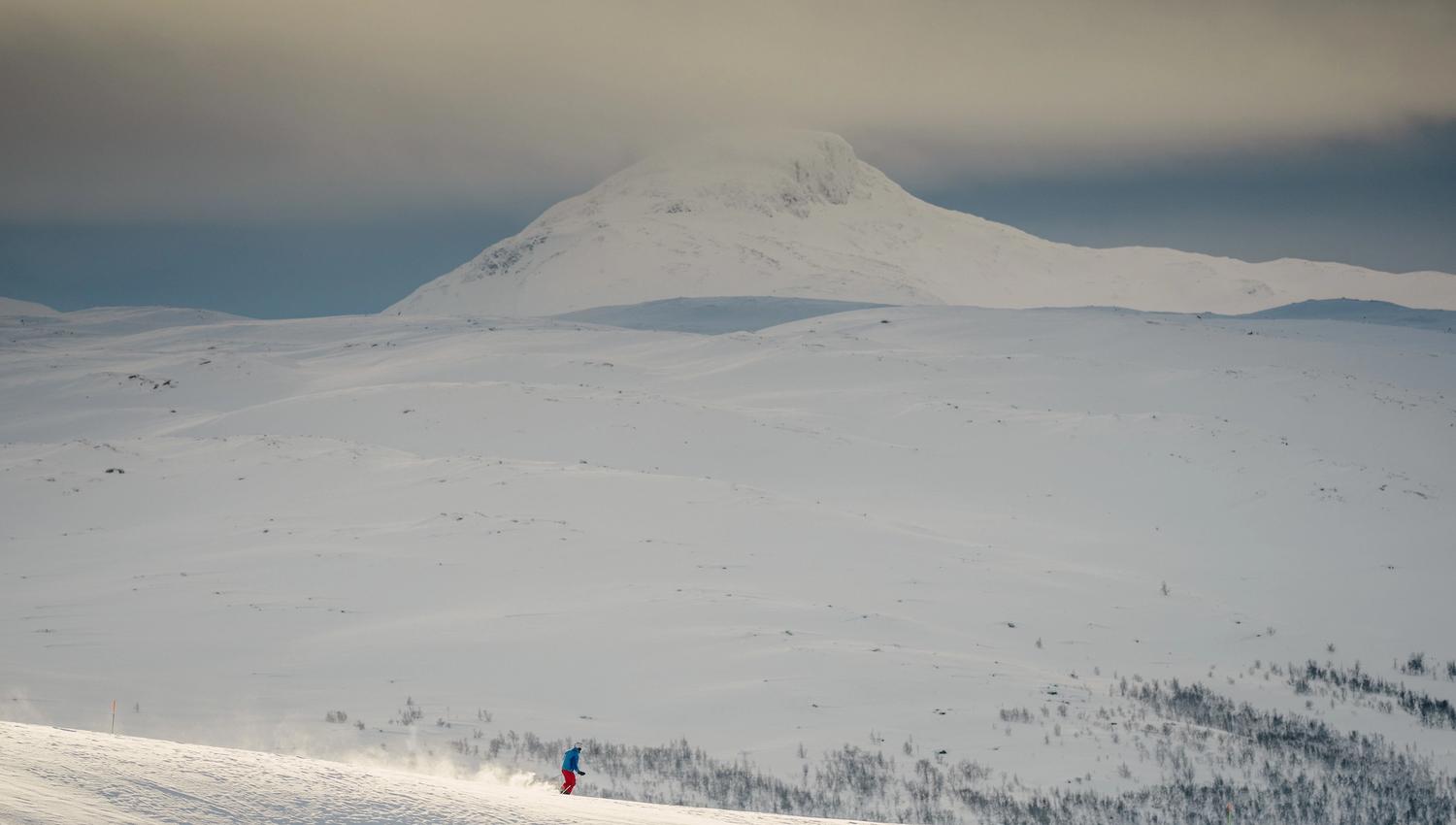 Skikjører i bakken på Tyin-Filefjell. Flott fjellutsikt